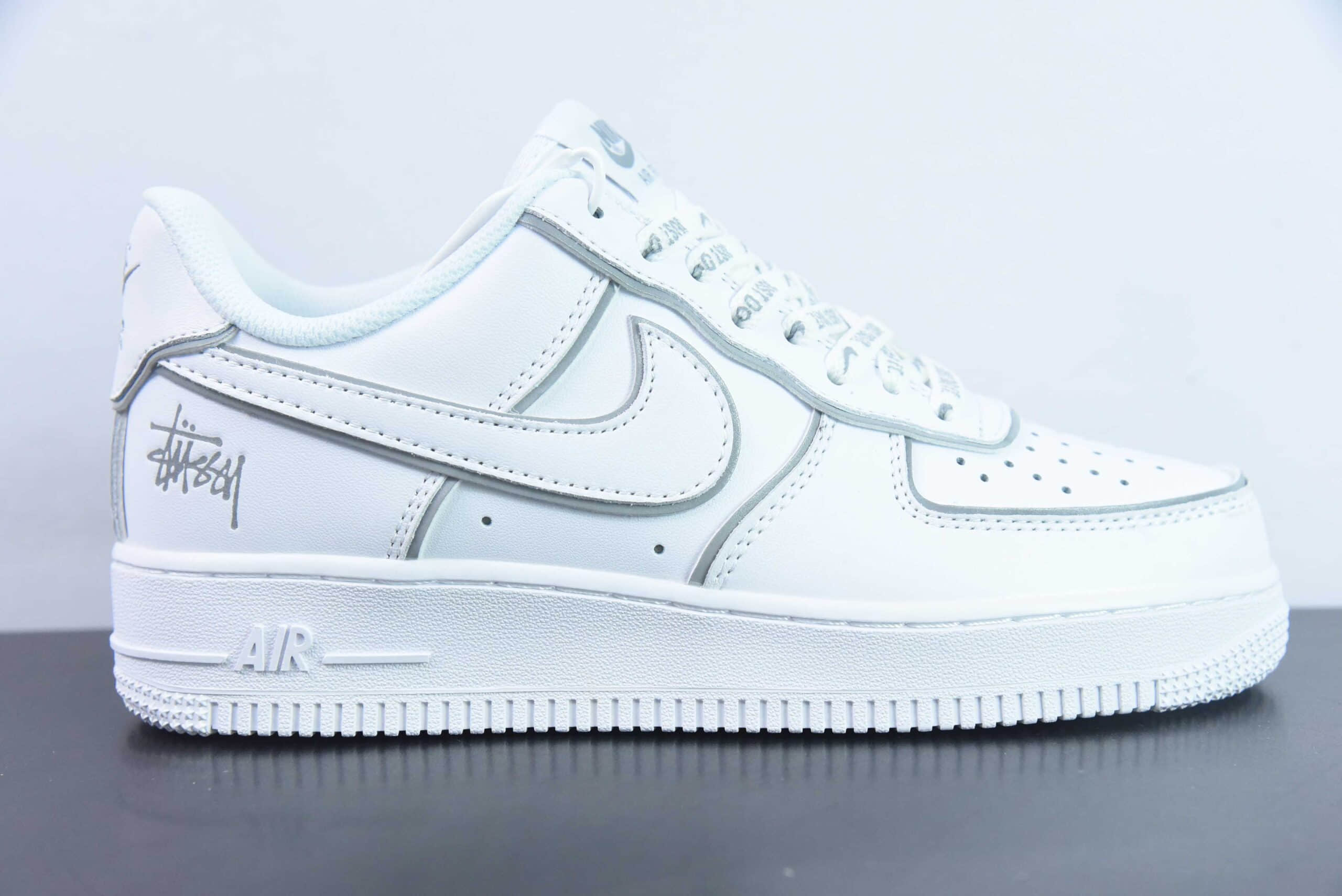 耐克Nike Stussyx Nike Air Force 1 Low 斯图西联名白银反光空军一号低帮休闲板鞋纯原版本 货号：BQ6426-019