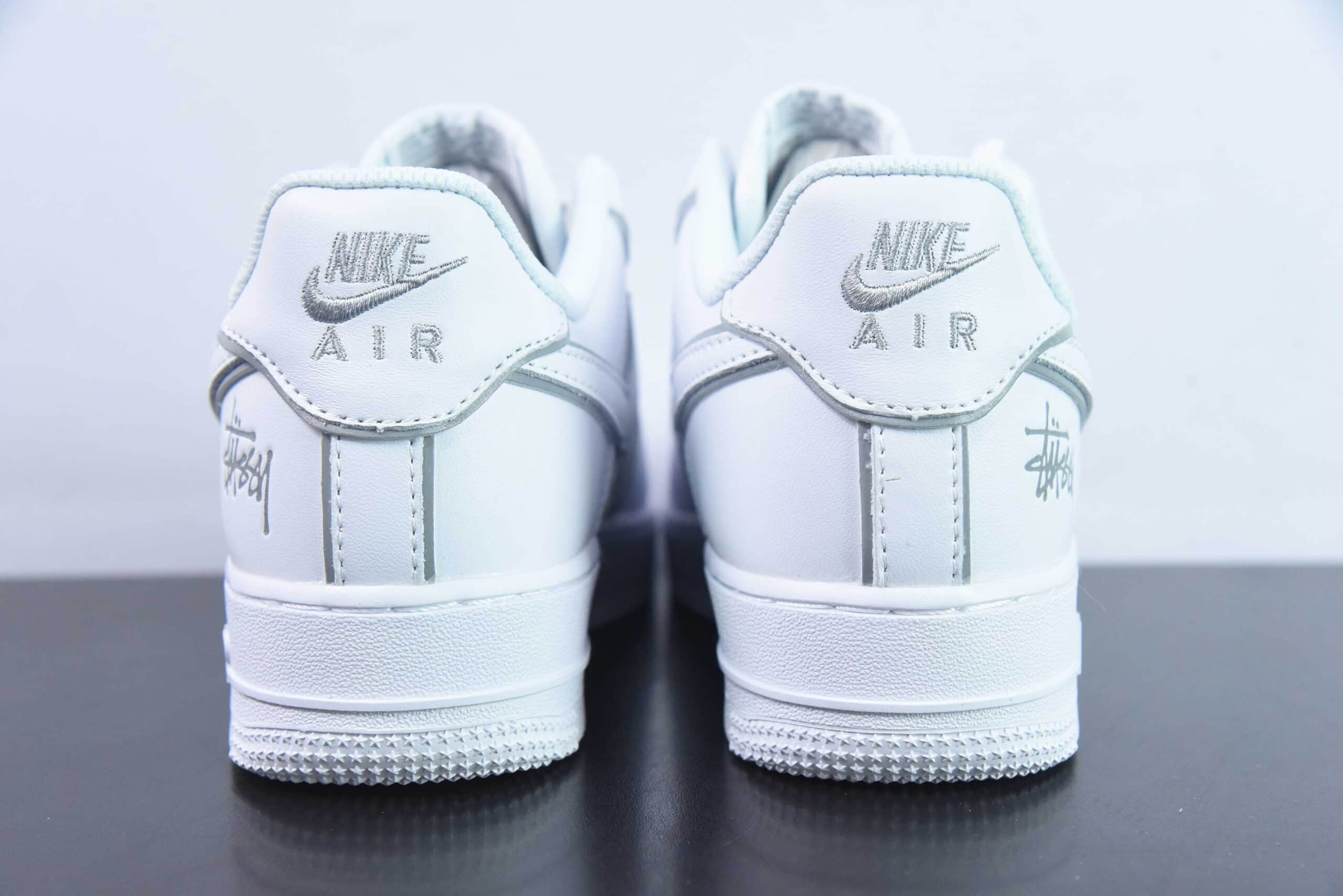 耐克Nike Stussyx Nike Air Force 1 Low 斯图西联名白银反光空军一号低帮休闲板鞋纯原版本 货号：BQ6426-019