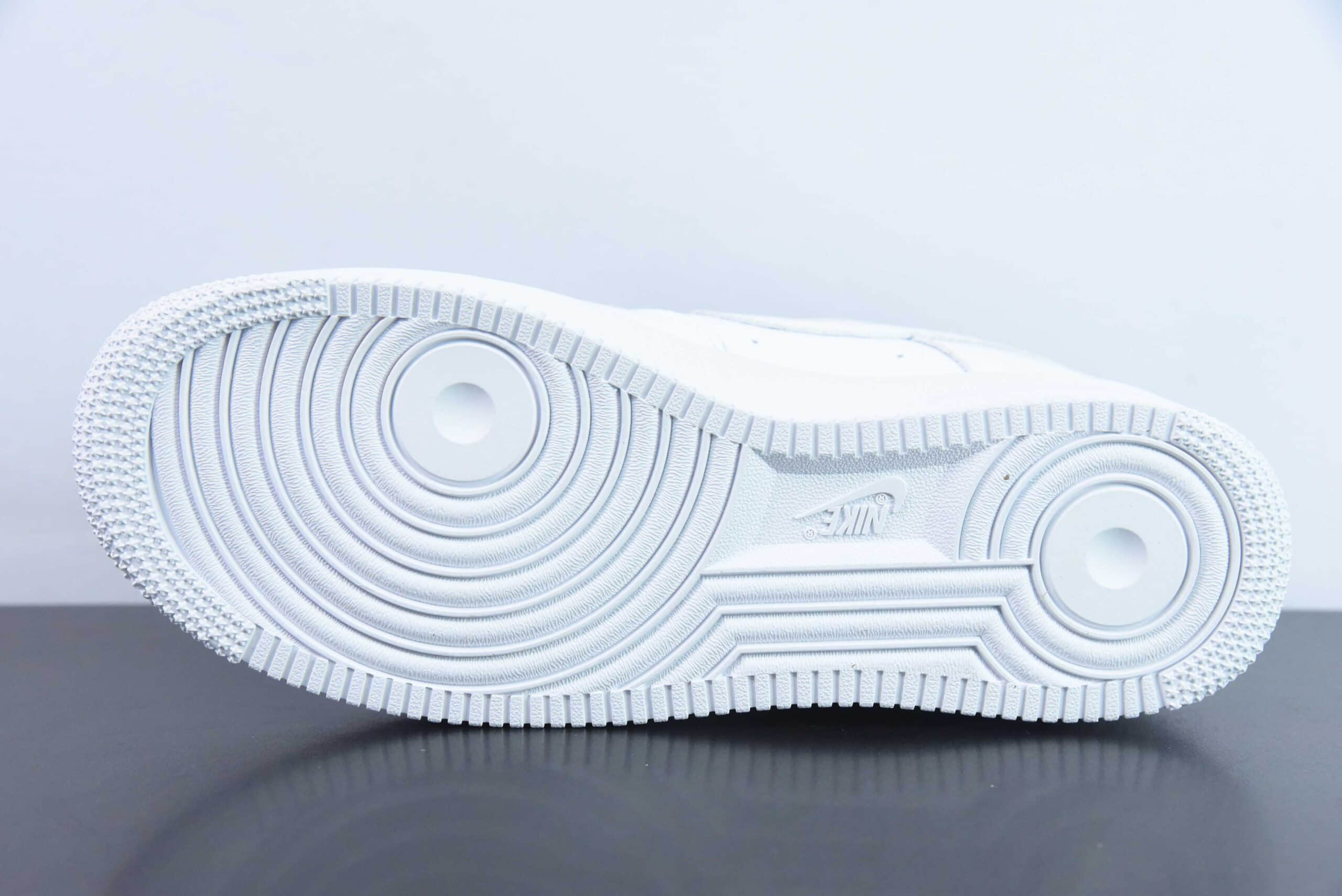 耐克Nike Fragment Design x Nike Air Force 1’07 LowFragment Design藤原浩主理品牌皮革白蓝藤原浩闪电空军一号经典低帮百搭休闲运动板鞋纯原版本 货号：TT0801-607