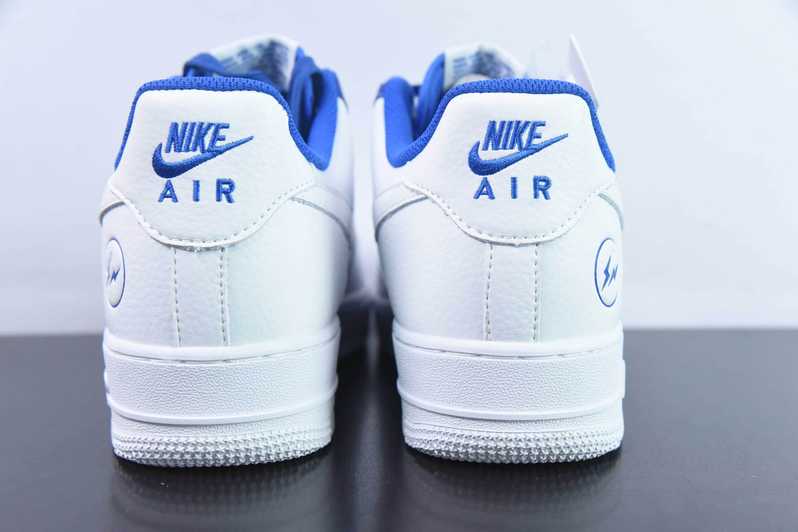 耐克Nike Fragment Design x Nike Air Force 1’07 LowFragment Design藤原浩主理品牌皮革白蓝藤原浩闪电空军一号经典低帮百搭休闲运动板鞋纯原版本 货号：TT0801-607