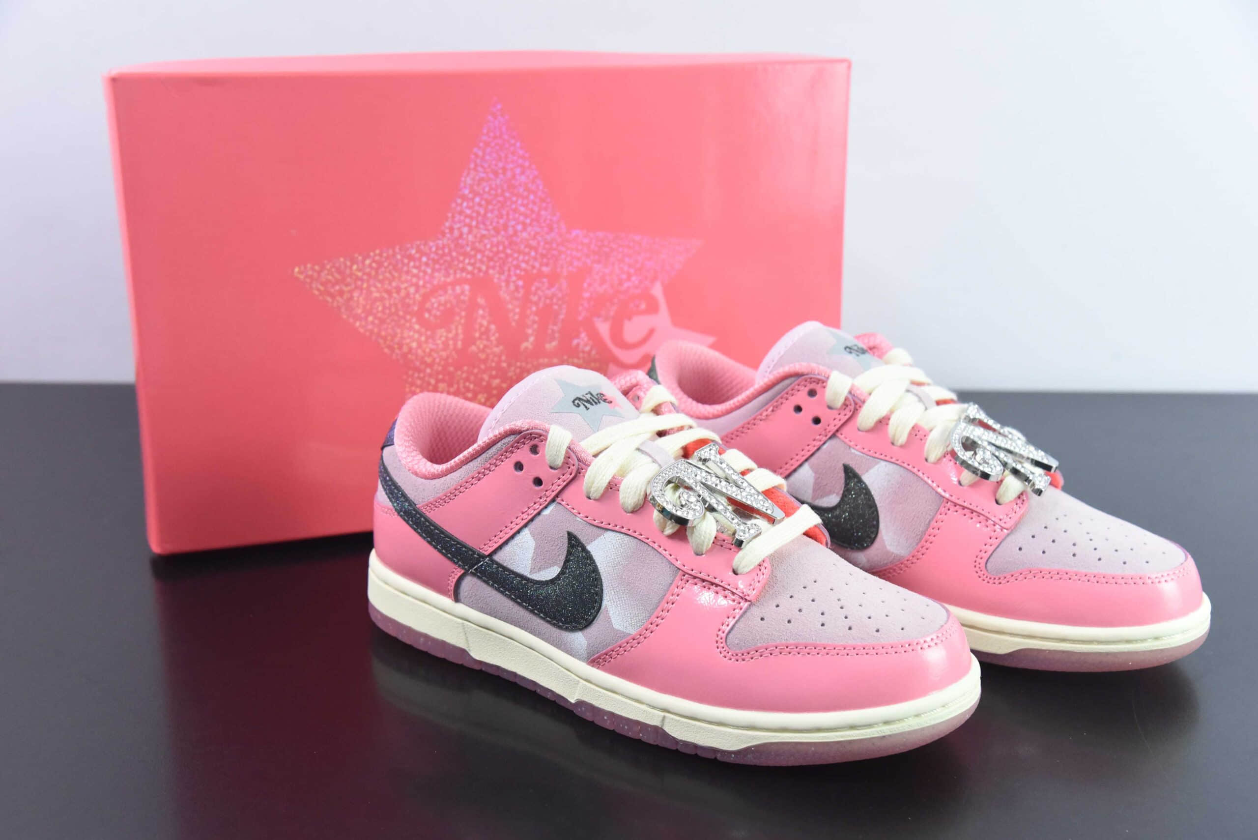 耐克Nike SB Dunk Low “Hot Punch and Pink Foam芭比粉星星印花SB低帮休闲滑板鞋纯原版本 货号：FN8927-621 