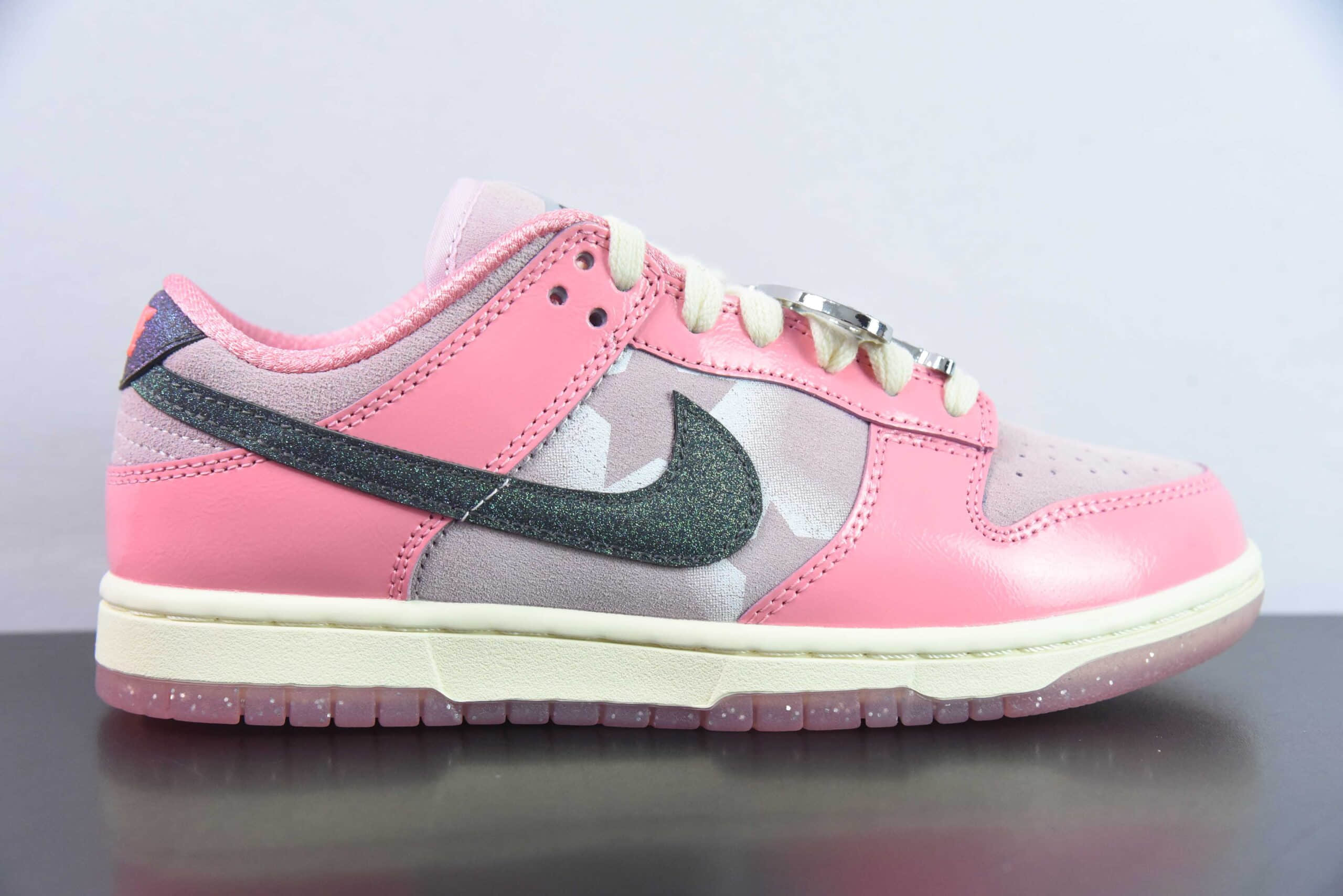 耐克Nike SB Dunk Low “Hot Punch and Pink Foam芭比粉星星印花SB低帮休闲滑板鞋纯原版本 货号：FN8927-621 