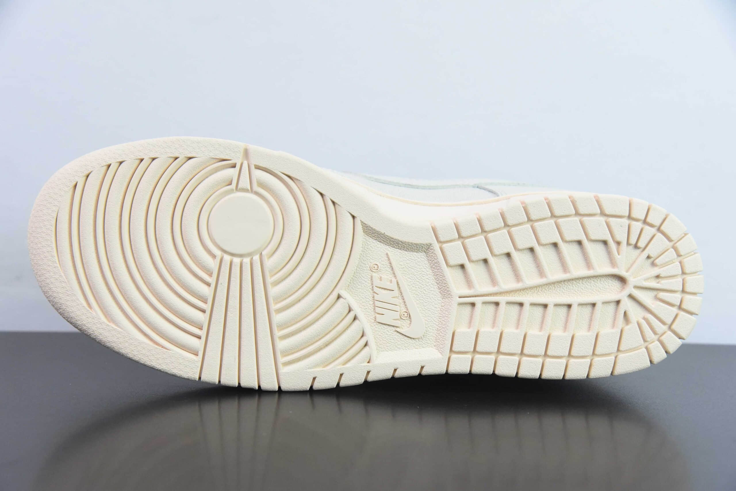 耐克Nike SB Dunk Low Pro”Light Orewood Brown“米白做旧SB扣篮系列低帮休闲运动滑板板鞋纯原版本 货号：DZ2538-100