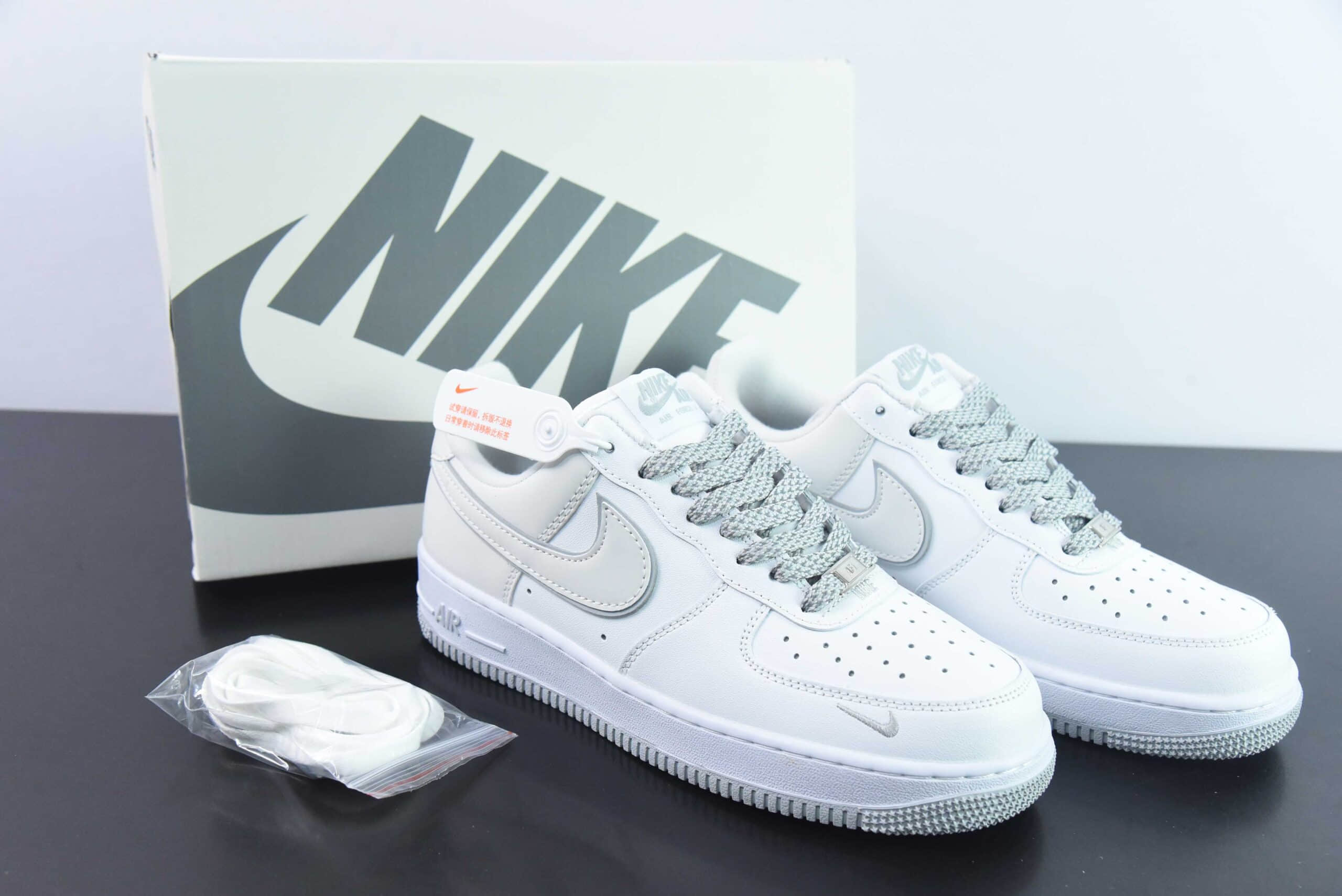 耐克Nike Air Force 1’07 Low皮革白浅灰小钩反光空军一号经典低帮休闲板鞋纯原版本 货号：YZ8115-006