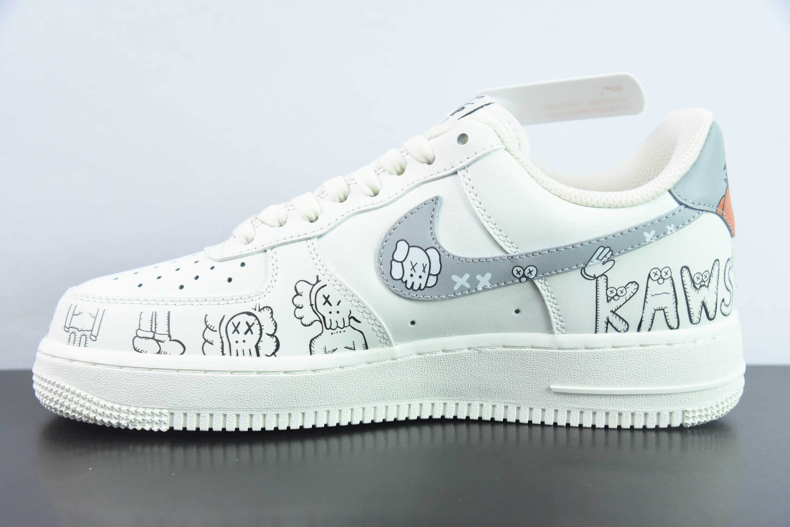 耐克Nike Air Force 1 Low '07 “米白灰Kaws涂鸦鸳鸯限定低帮空军一号休闲板鞋纯原版本 货号：CW2288-999