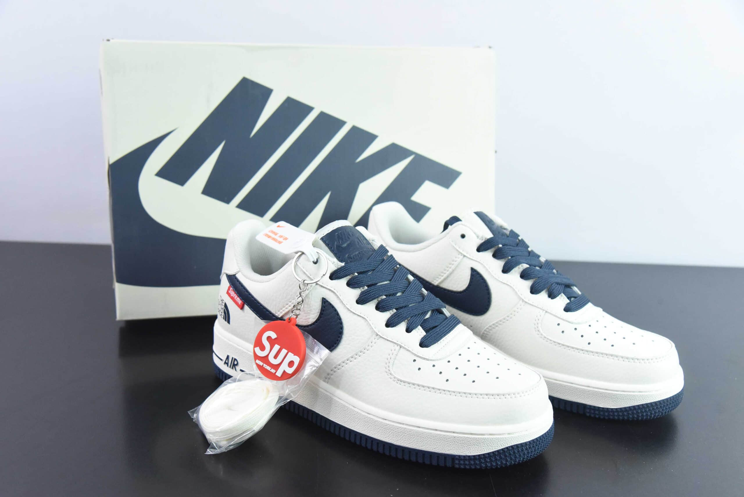 耐克The North Face x Supreme x Nike Air Force 1 07 Low”Supreme“三方联名白蓝空军一号低帮休闲板鞋纯原版本 货号：SU2305-005