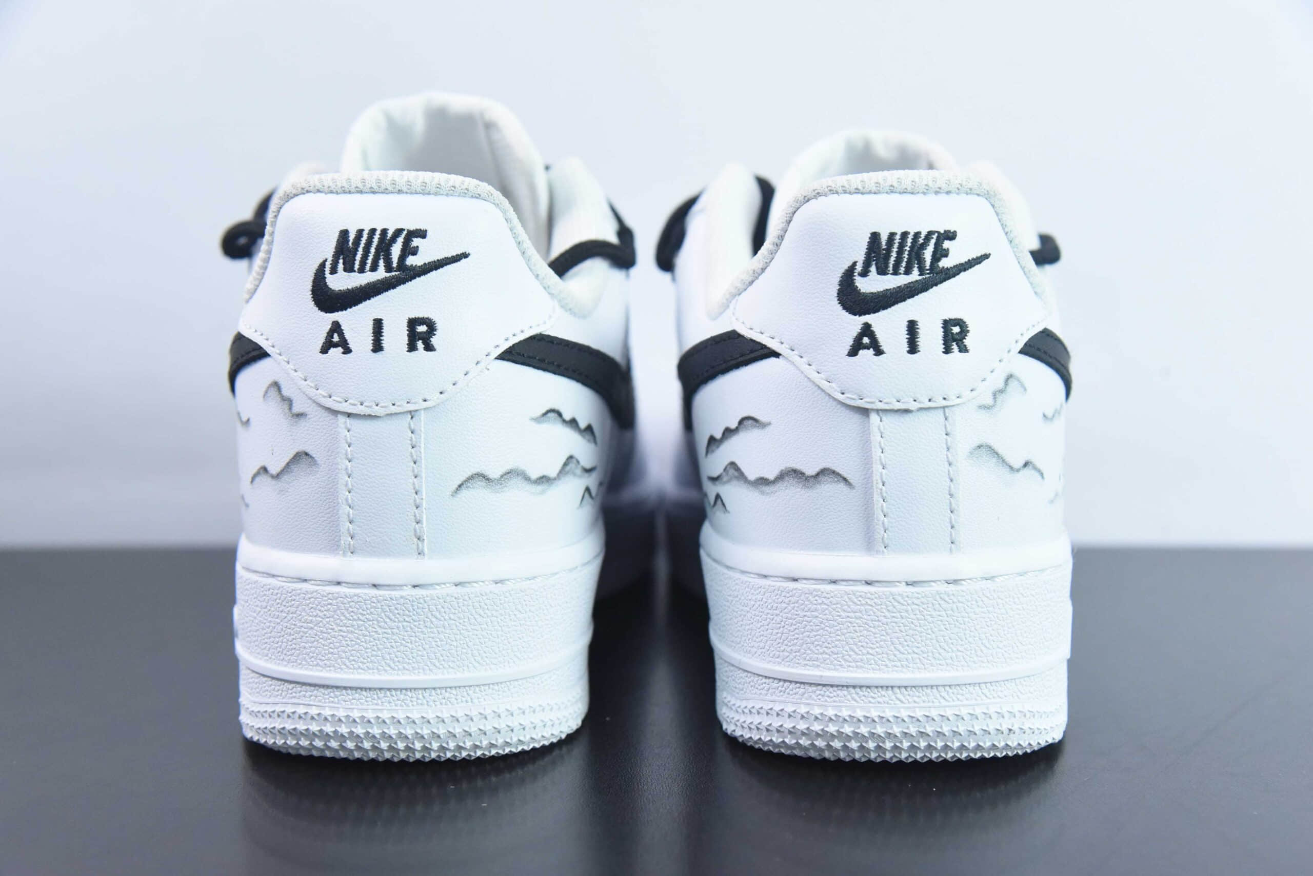 耐克Nike Air Force 1 AF1白黑涂鸦山水画空军一号低帮休闲板鞋纯原版本 货号：CW2288-111