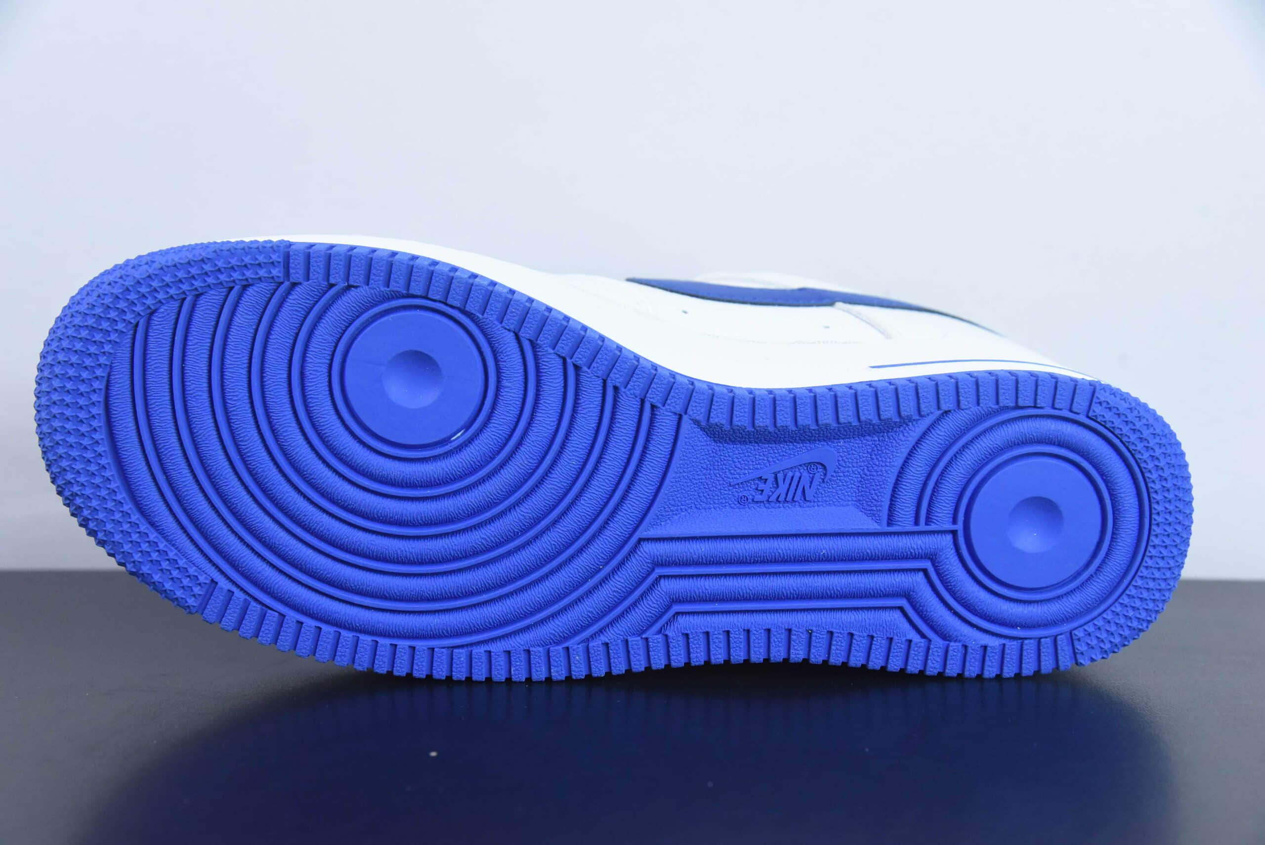 耐克Nike Air Force 1 AF1 白蓝签名印花空军一号低帮休闲板鞋纯原版本 货号：LO1718-057 