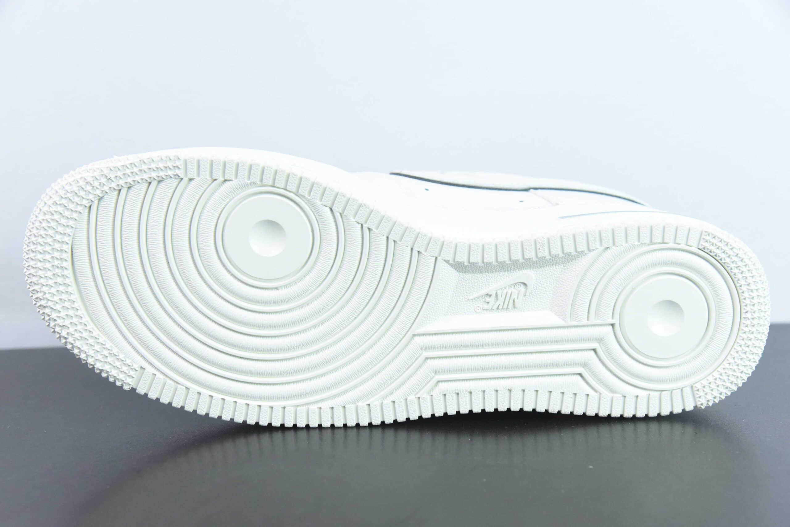 耐克Nike Kith x Nk Air Force 1'07 Low 米白银纽约空军一号低帮休闲板鞋纯原版本 货号：NY2022-017