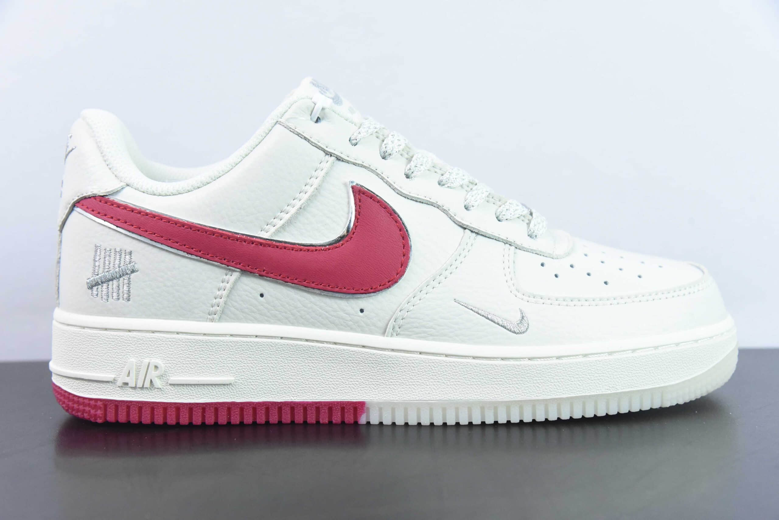 耐克Nike Air Force 107 UN联名白红刺绣小勾空军一号低帮休闲板鞋纯原版本 货号：BS9055-732 