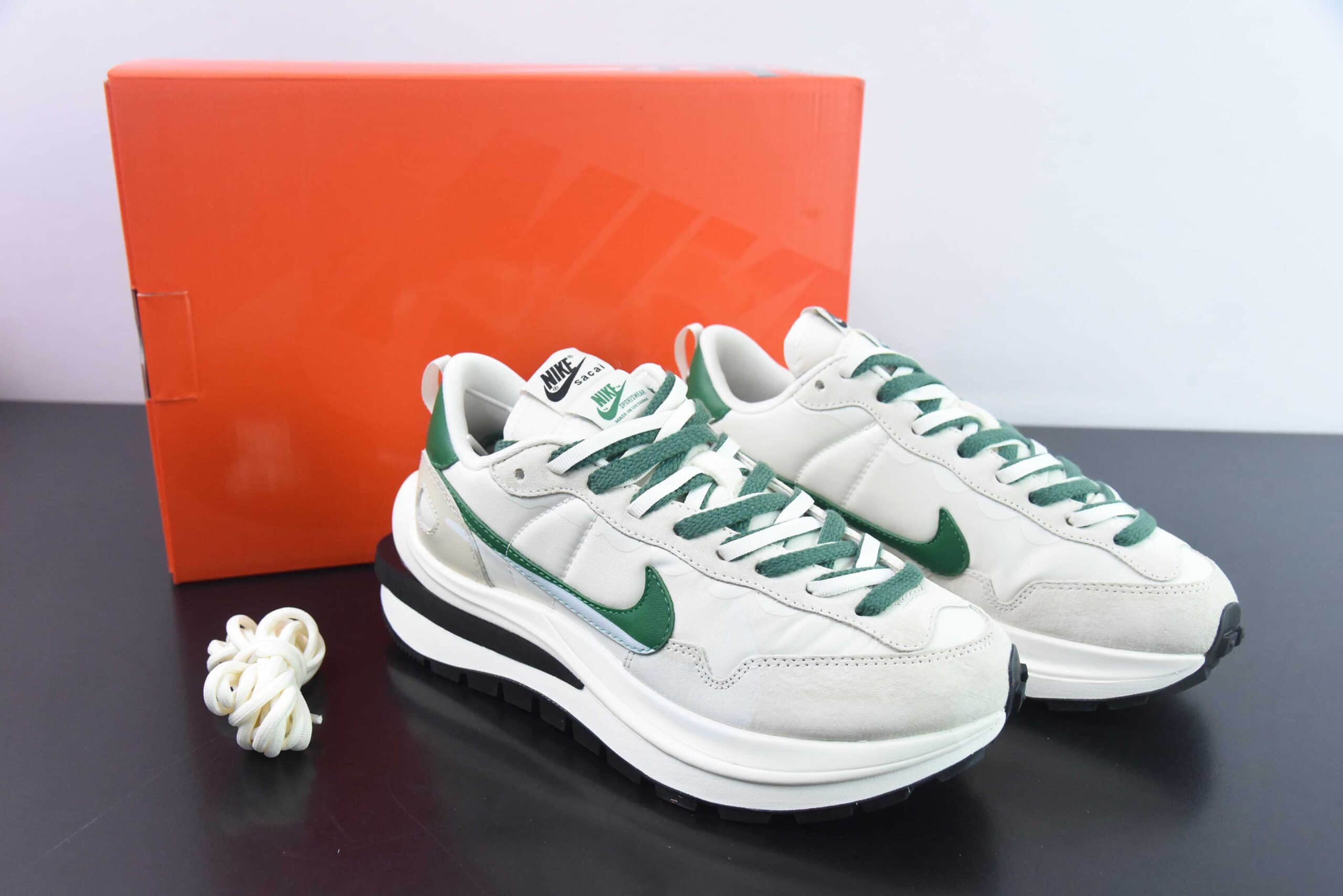 耐克Nike Sacai X VaporWaffle ”Nylon Black“ 华夫三代3.0黑白绿休闲复古跑鞋纯原版本 货号：DD1875-102 