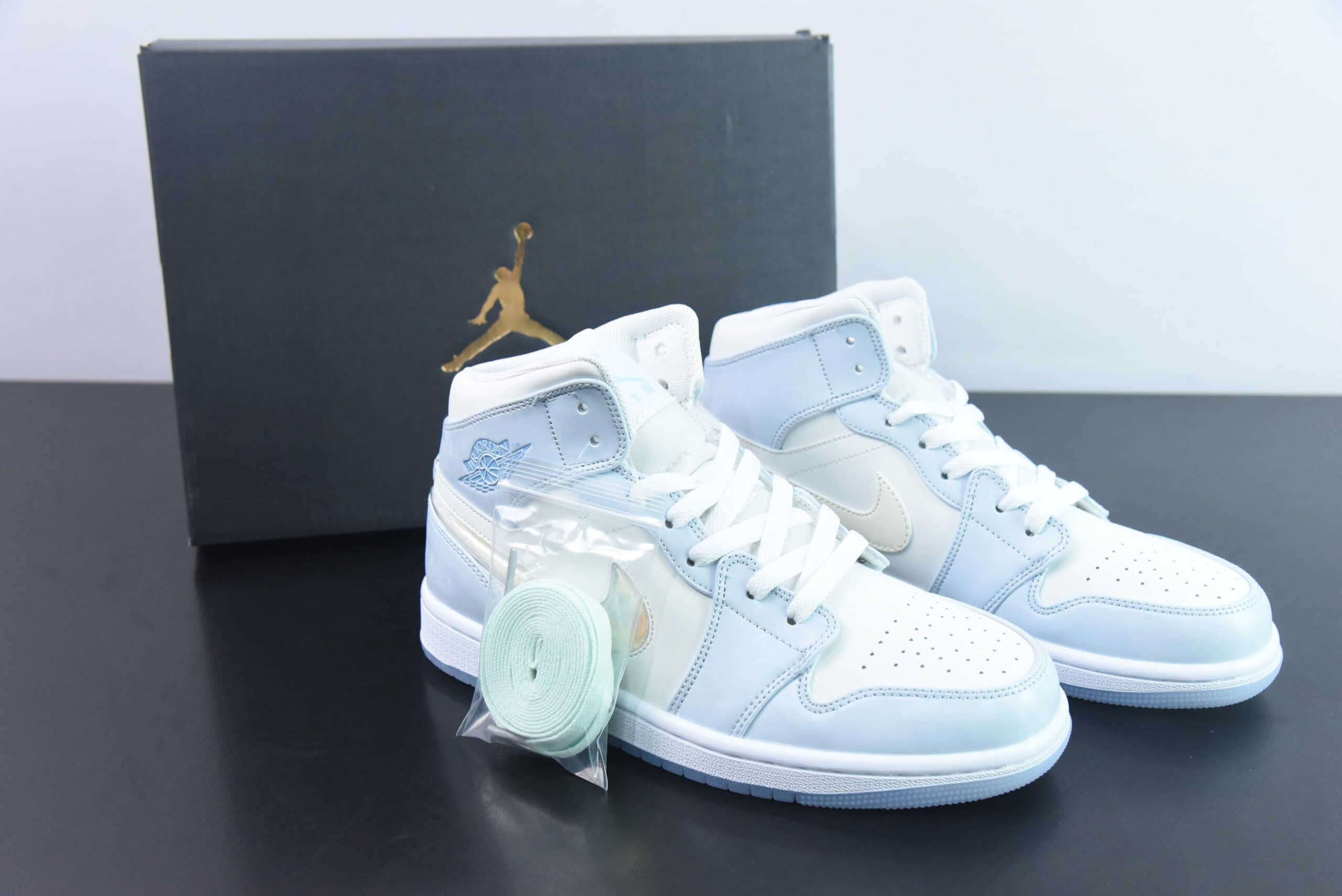 乔丹Air Jordan 1 Mid 银河系少女蓝银中帮女子文化篮球鞋纯原版本 货号：FQ9117-400