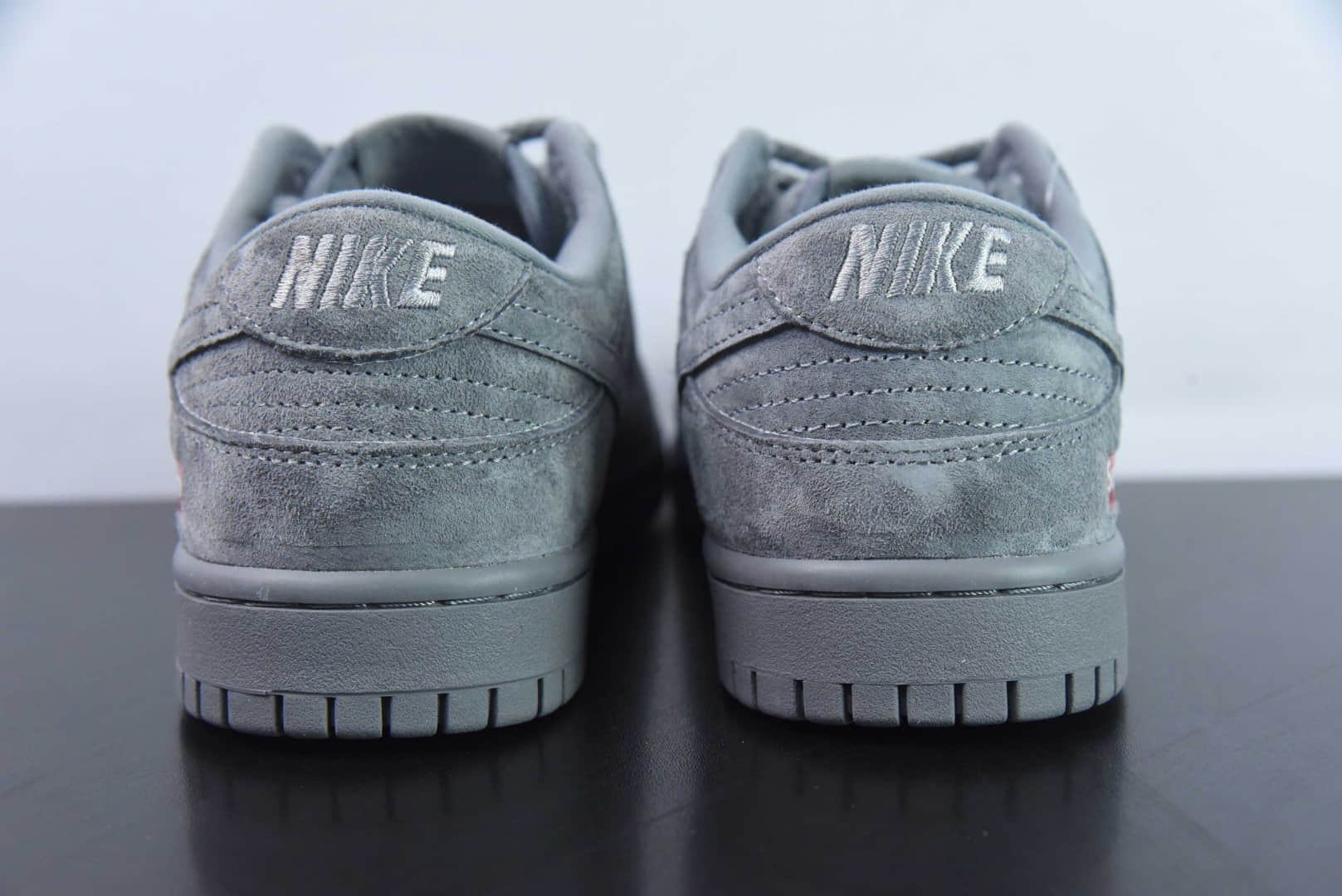 耐克Nike SB Dunk Low Suprene联名灰麂皮SB低帮休闲板鞋纯原版本 货号：FC1688-121 