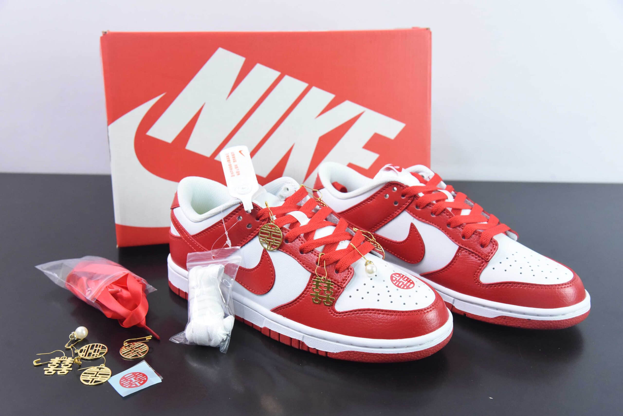 耐克Nike Frame Skate x Nike SB Dunk Low “Habibi” 龙凤主题婚鞋大学红扣篮系列复古低帮休闲运动滑板板鞋纯原版本 货号：DN1431-101