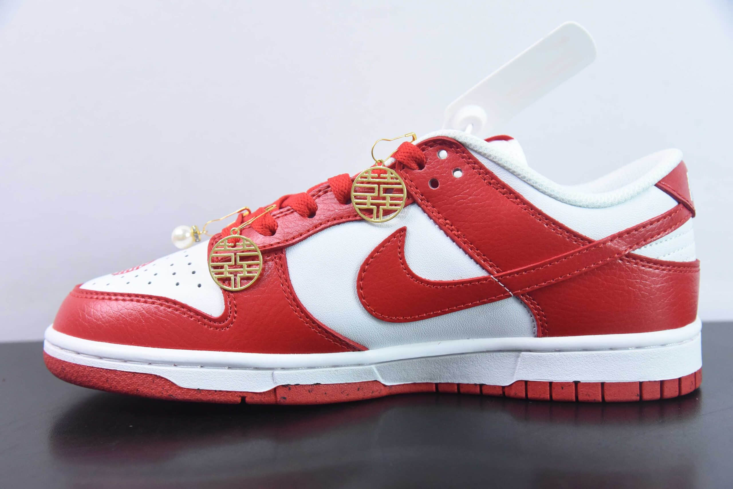 耐克Nike Frame Skate x Nike SB Dunk Low “Habibi” 龙凤主题婚鞋大学红扣篮系列复古低帮休闲运动滑板板鞋纯原版本 货号：DN1431-101