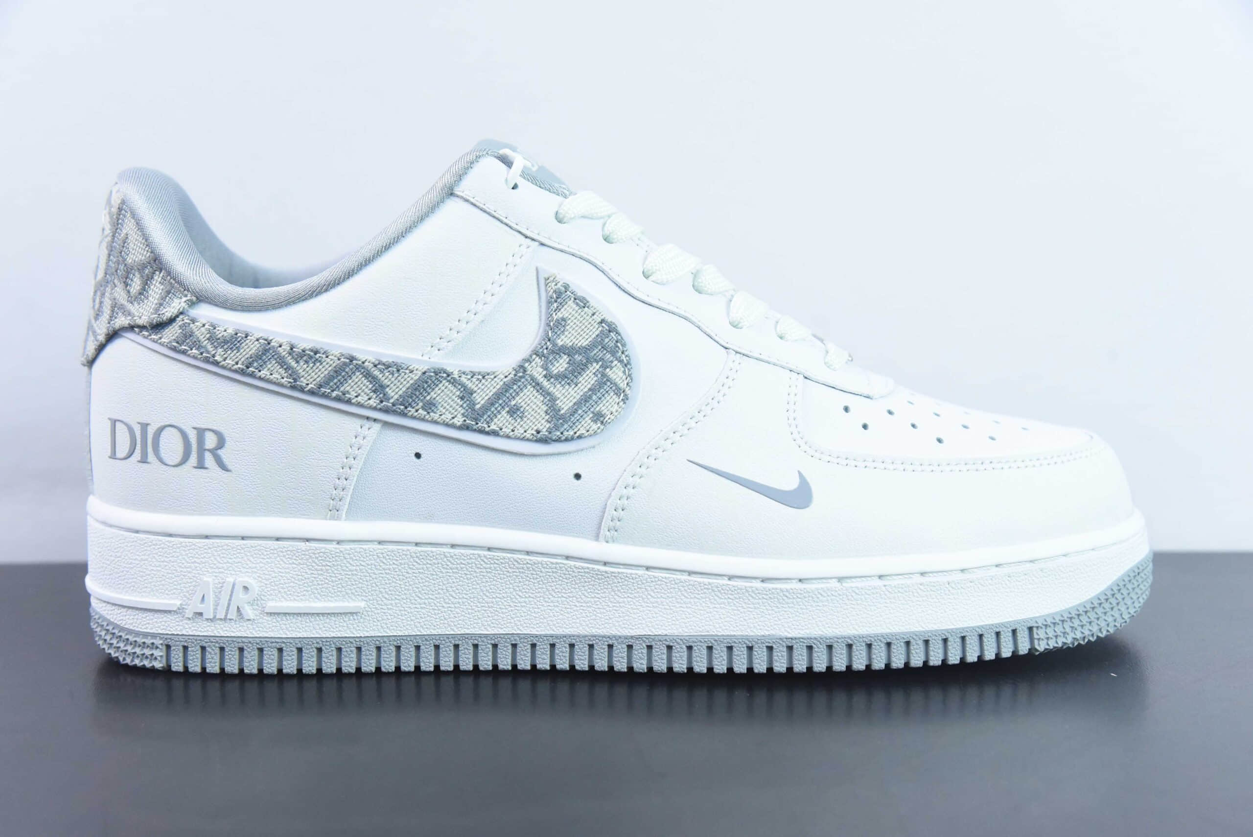 耐克Nike Air Force 1 '07 Low 迪奥联名白灰空军一号低帮休闲板鞋纯原版本 货号：DR6239-836