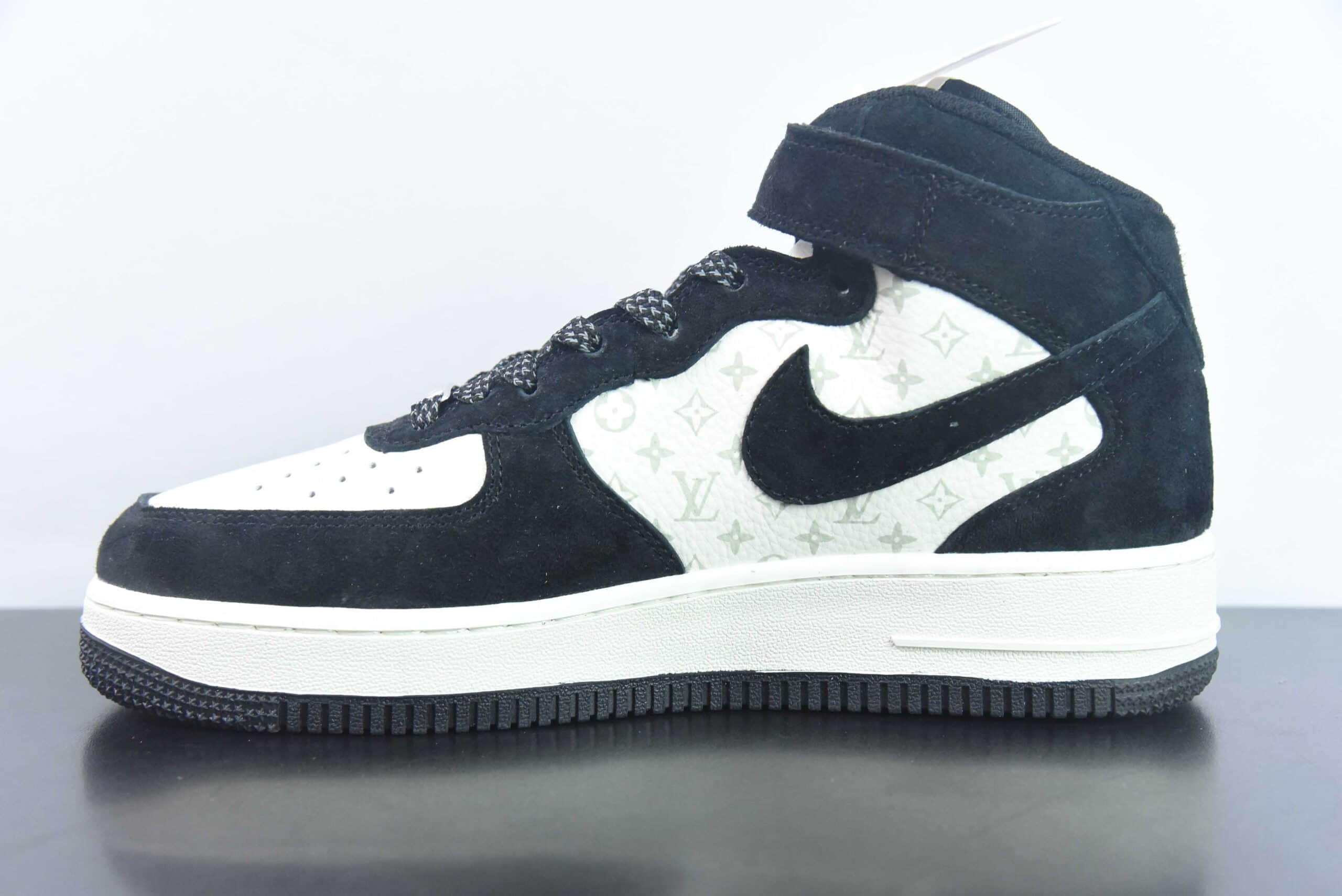 耐克Nike Air Force 1 Mid 07 x Louis Vuitton LV联名印花白黑中帮休闲板鞋纯原版本 货号：DV9988-100