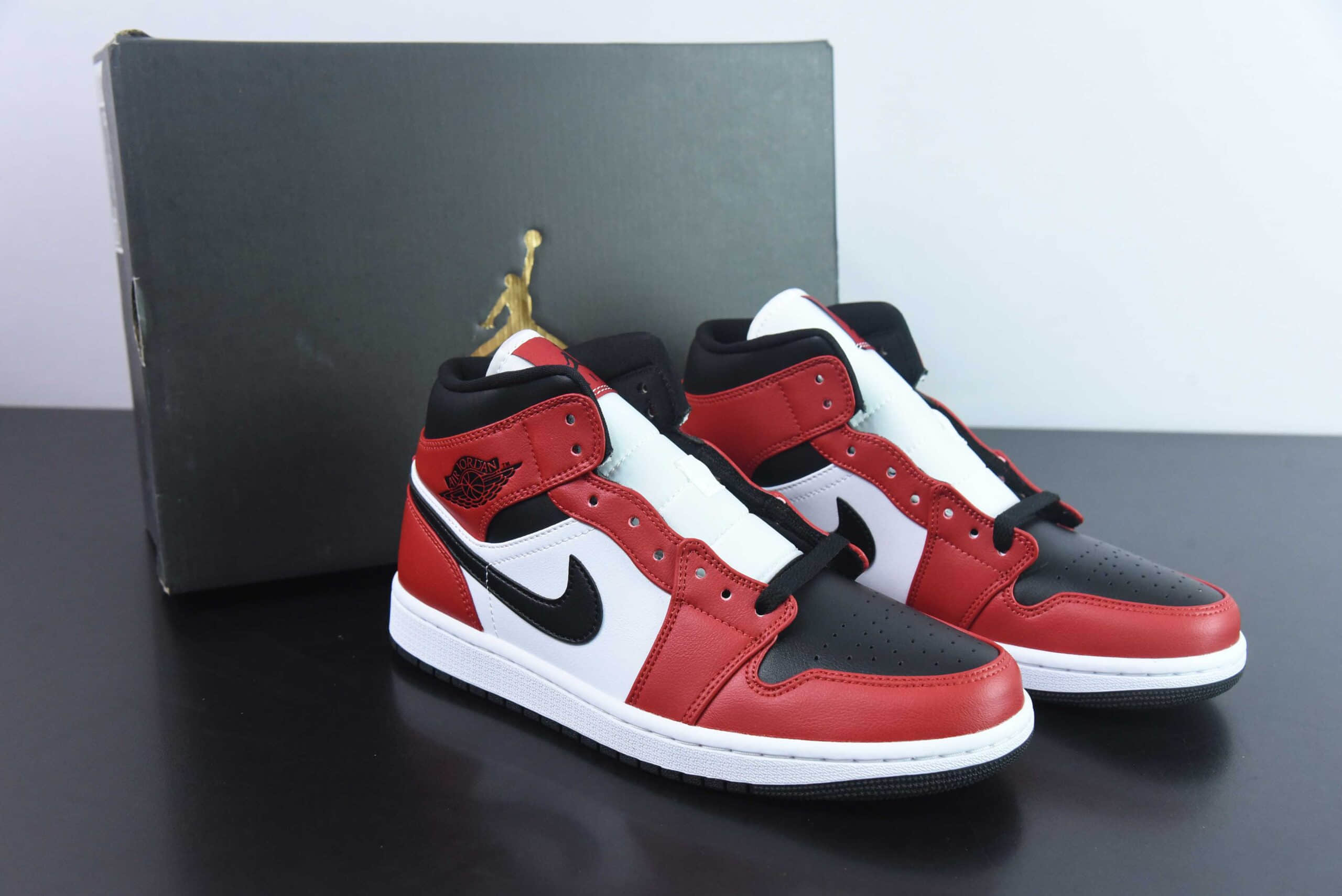 乔丹Air Jordan AJ1 Mid AJ1芝加哥中帮文化篮球鞋纯原版本 货号：554724-069 