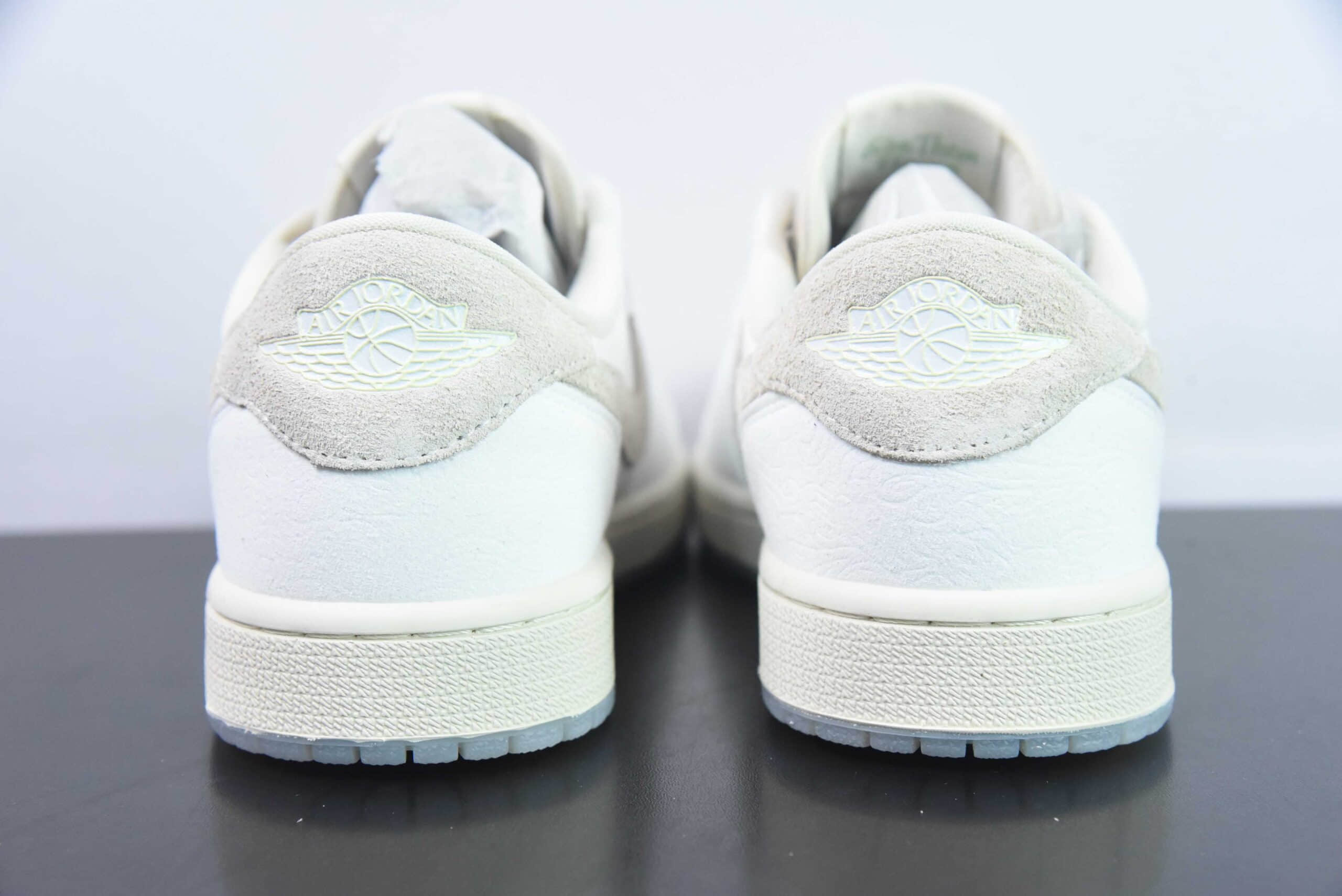 乔丹Air Jordan Chris Paul x Jordan Air Jordan 1 Low OG Light Cream and Sail克里斯保罗CP3 联名AJ1浮雕鲜花低帮复古文化篮球鞋纯原版本 货号：FZ0455-200