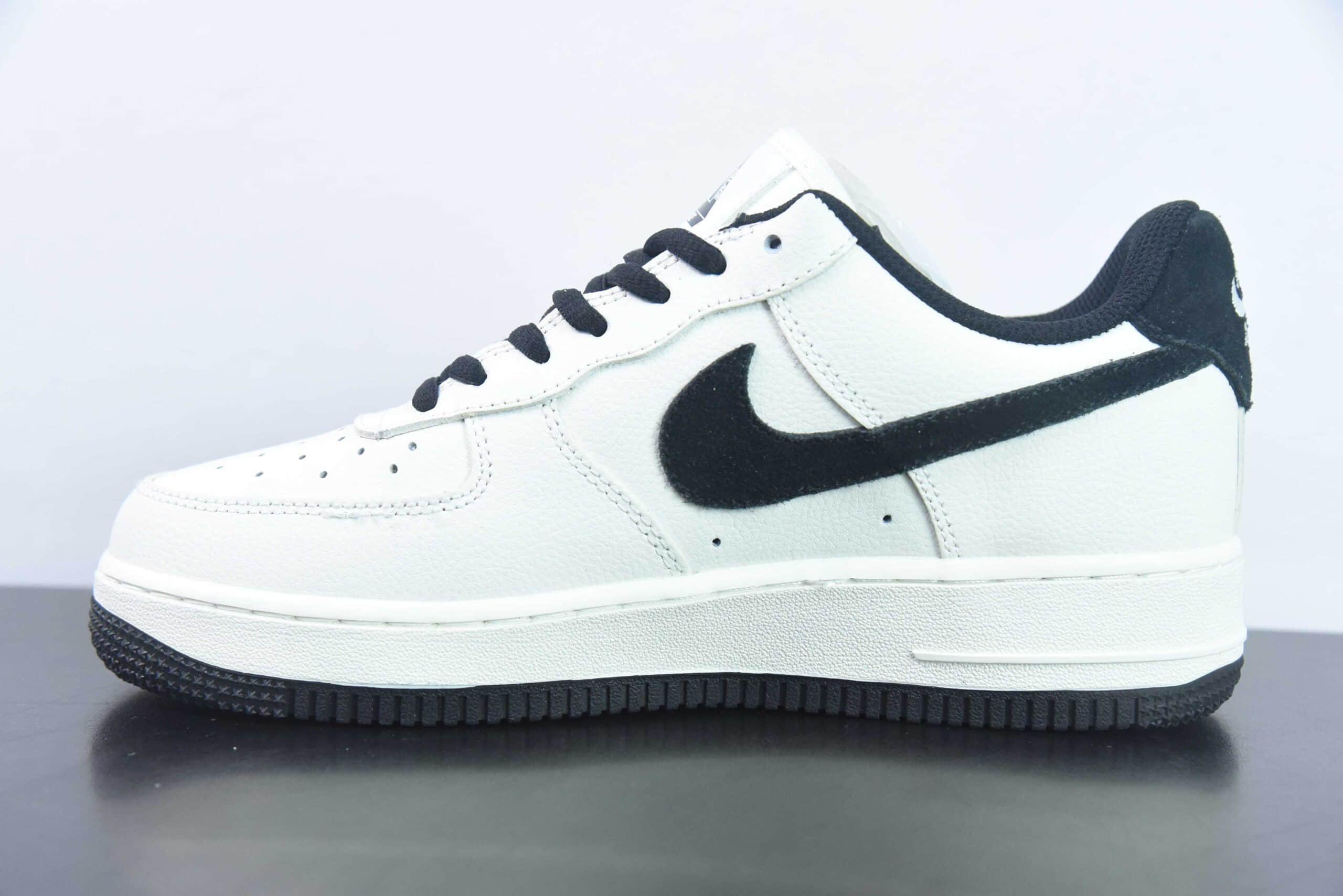 耐克Nike Air Force 1 AF1 白黑刺绣字母印花空军一号低帮休闲板鞋纯原版本 货号：PE681-822 