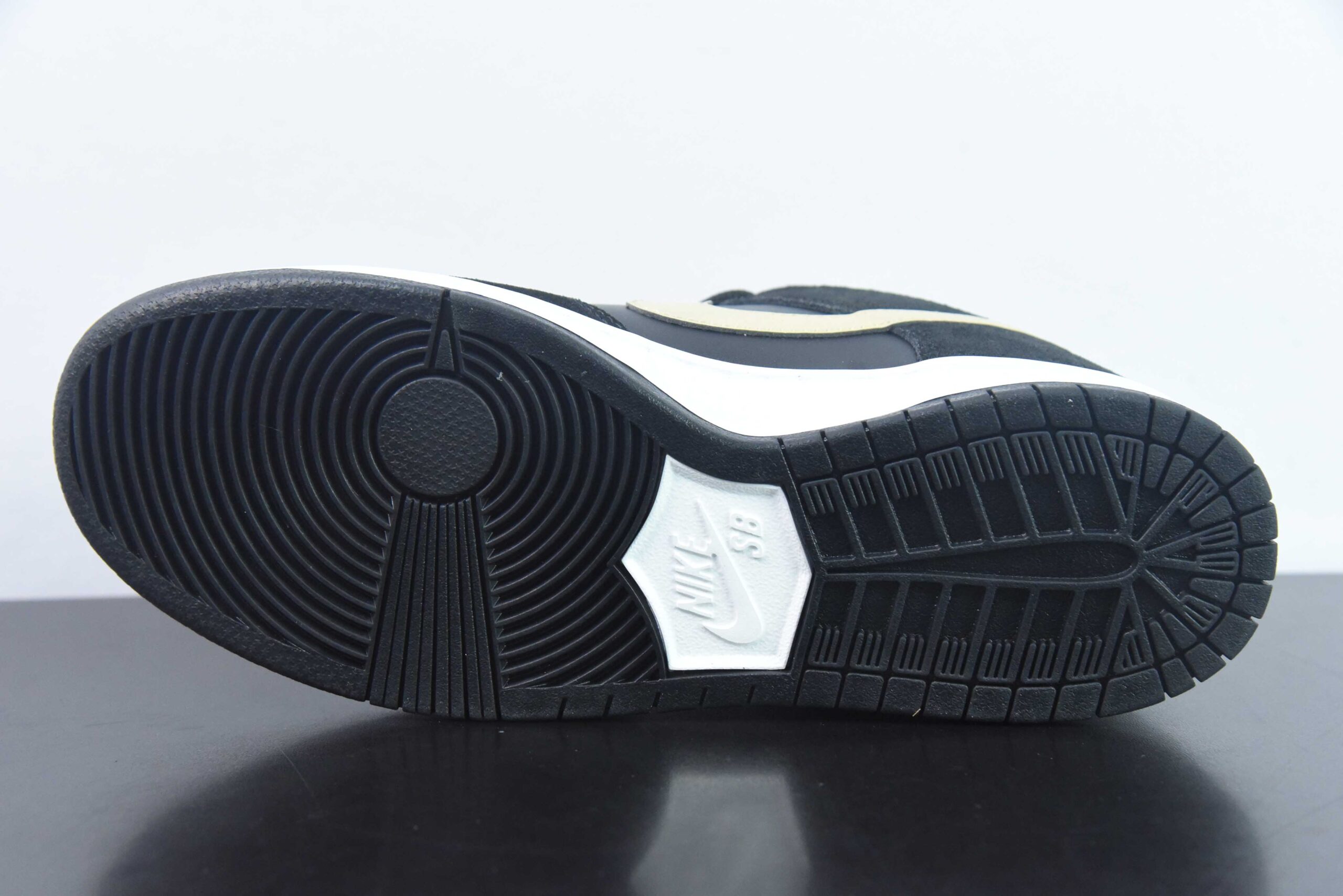 耐克Nike SB Dunk Low 黑白金SB扣篮系列低帮休闲运动滑板板鞋纯原版本 货号：BQ6817-002 