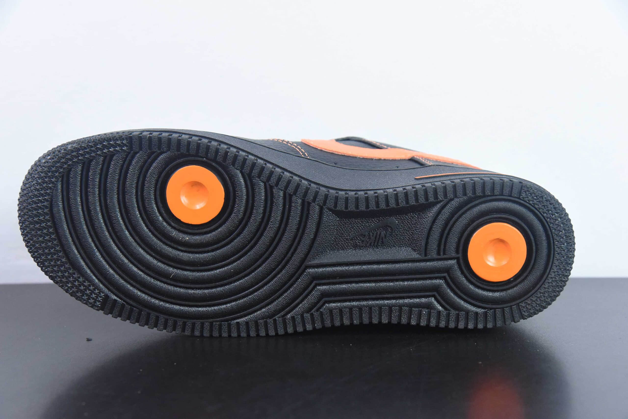 耐克Nike Vlone x Nk Air Force 1'07 Low联名黑橙空军一号低帮休闲运动板鞋纯原版本 货号： AA5360-001