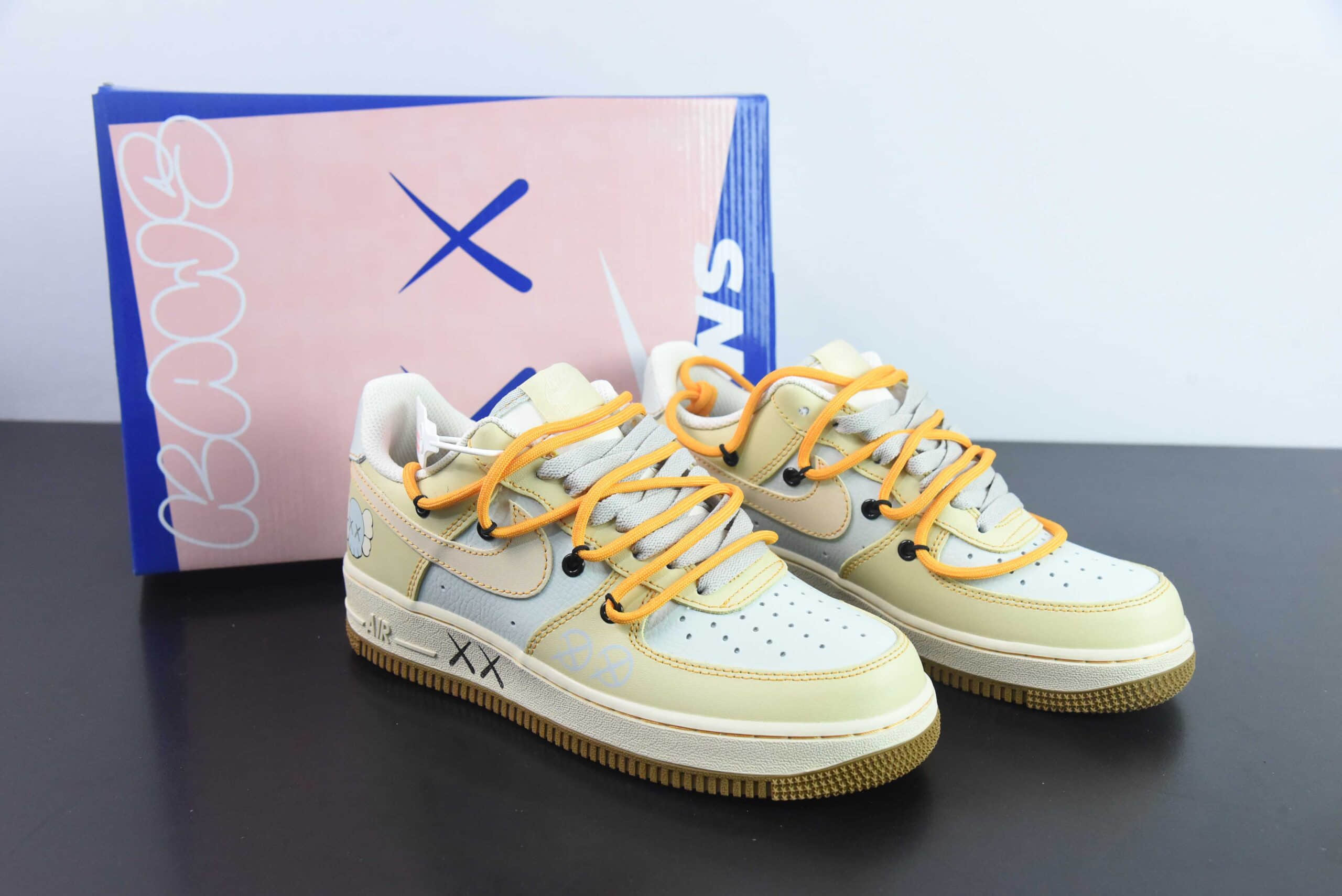 耐克Nike Air Force 1 Low 07 x KAWS 浅蓝沙黄绑带空军一号低帮休闲板鞋纯原版本 货号：KS6869-111