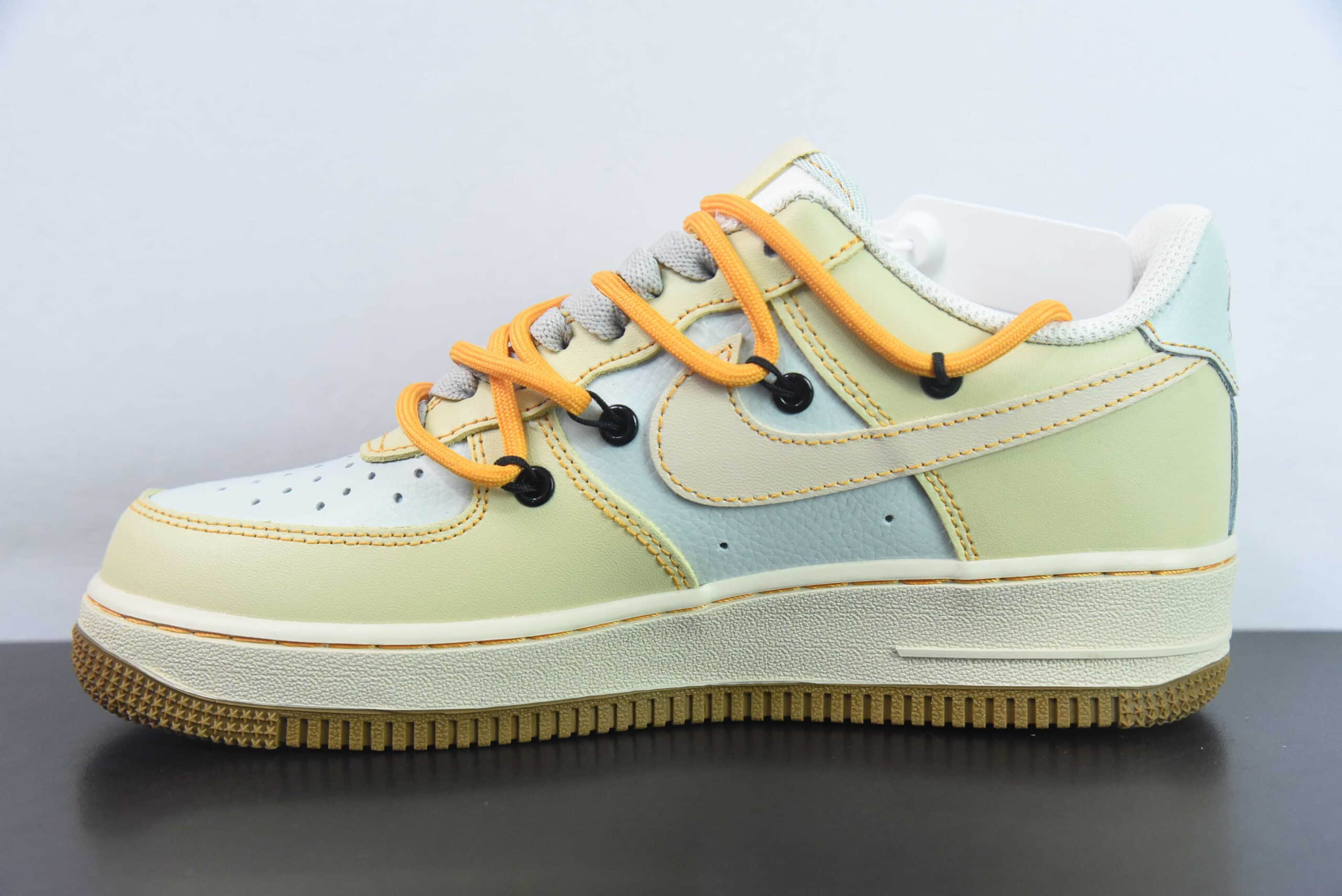 耐克Nike Air Force 1 Low 07 x KAWS 浅蓝沙黄绑带空军一号低帮休闲板鞋纯原版本 货号：KS6869-111