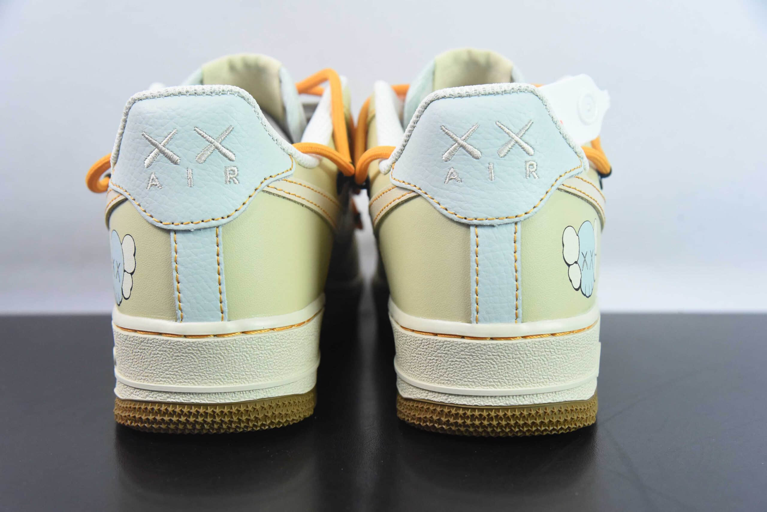 耐克Nike Air Force 1 Low 07 x KAWS 浅蓝沙黄绑带空军一号低帮休闲板鞋纯原版本 货号：KS6869-111