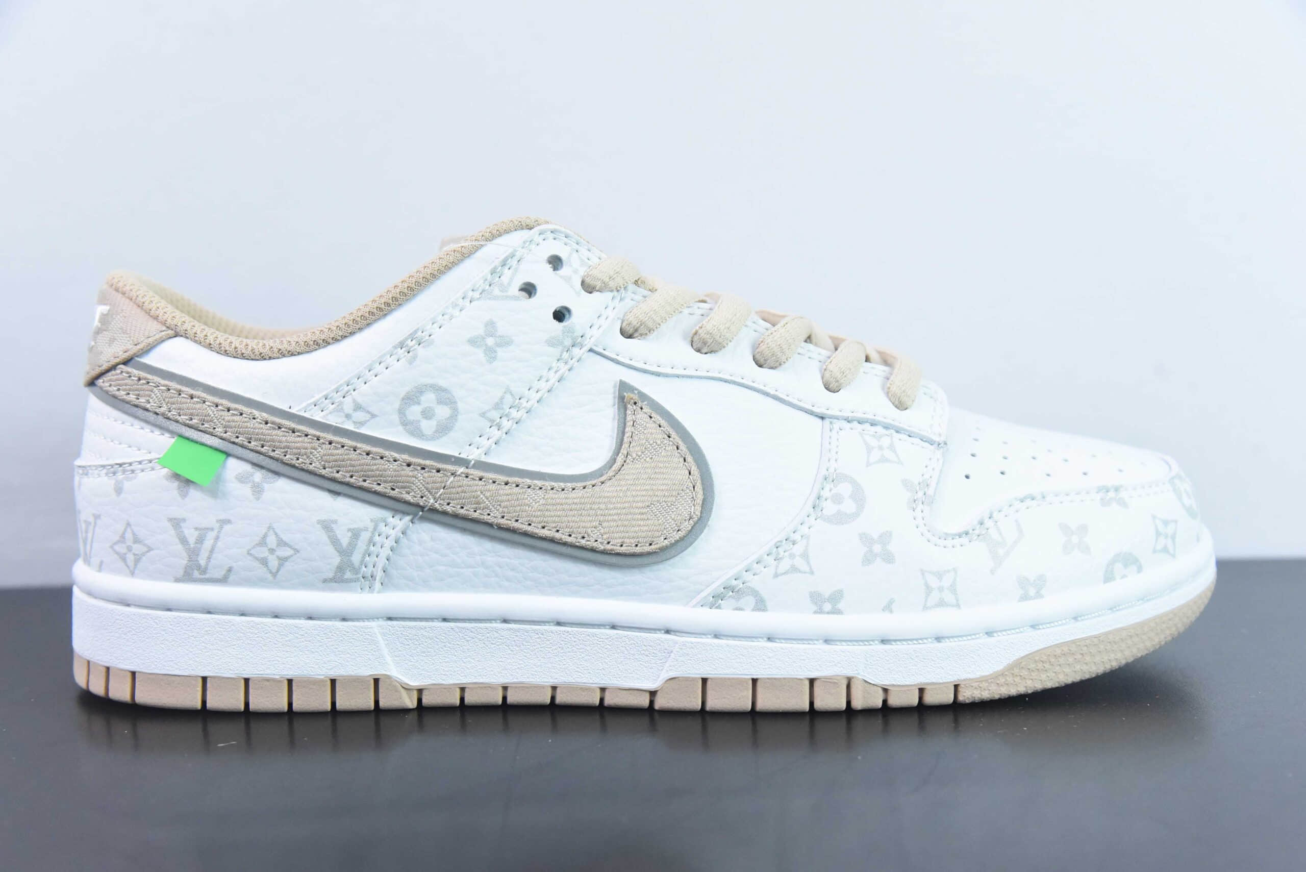 耐克Nike SB Dunk Low LV联名卡其印花SB低帮休闲滑板鞋纯原版本 货号：LV0526-596