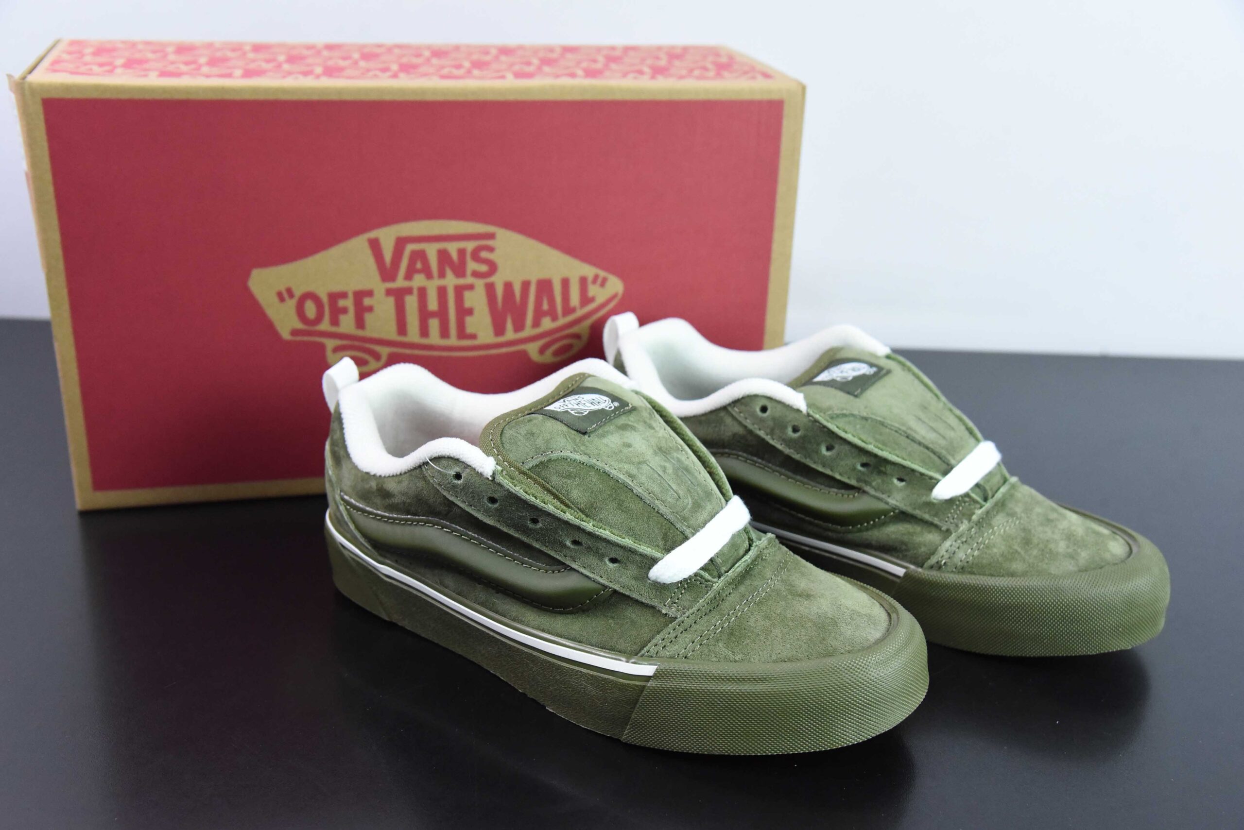 万斯Vans Classics Knu Skool 官方新款绿色厚鞋舌面包鞋纯原版本 货号：VN000CRPOLV