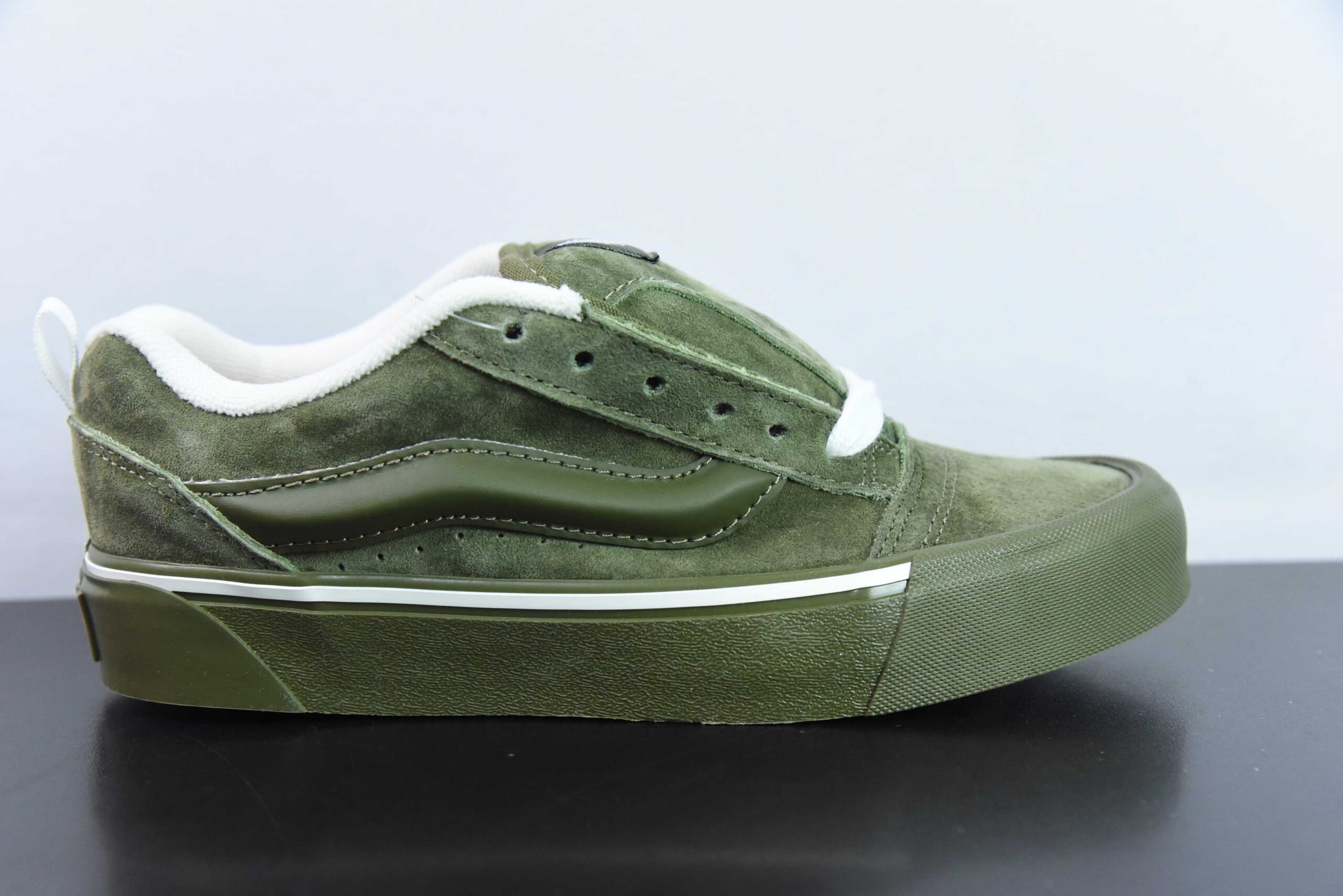万斯Vans Classics Knu Skool 官方新款绿色厚鞋舌面包鞋纯原版本 货号：VN000CRPOLV