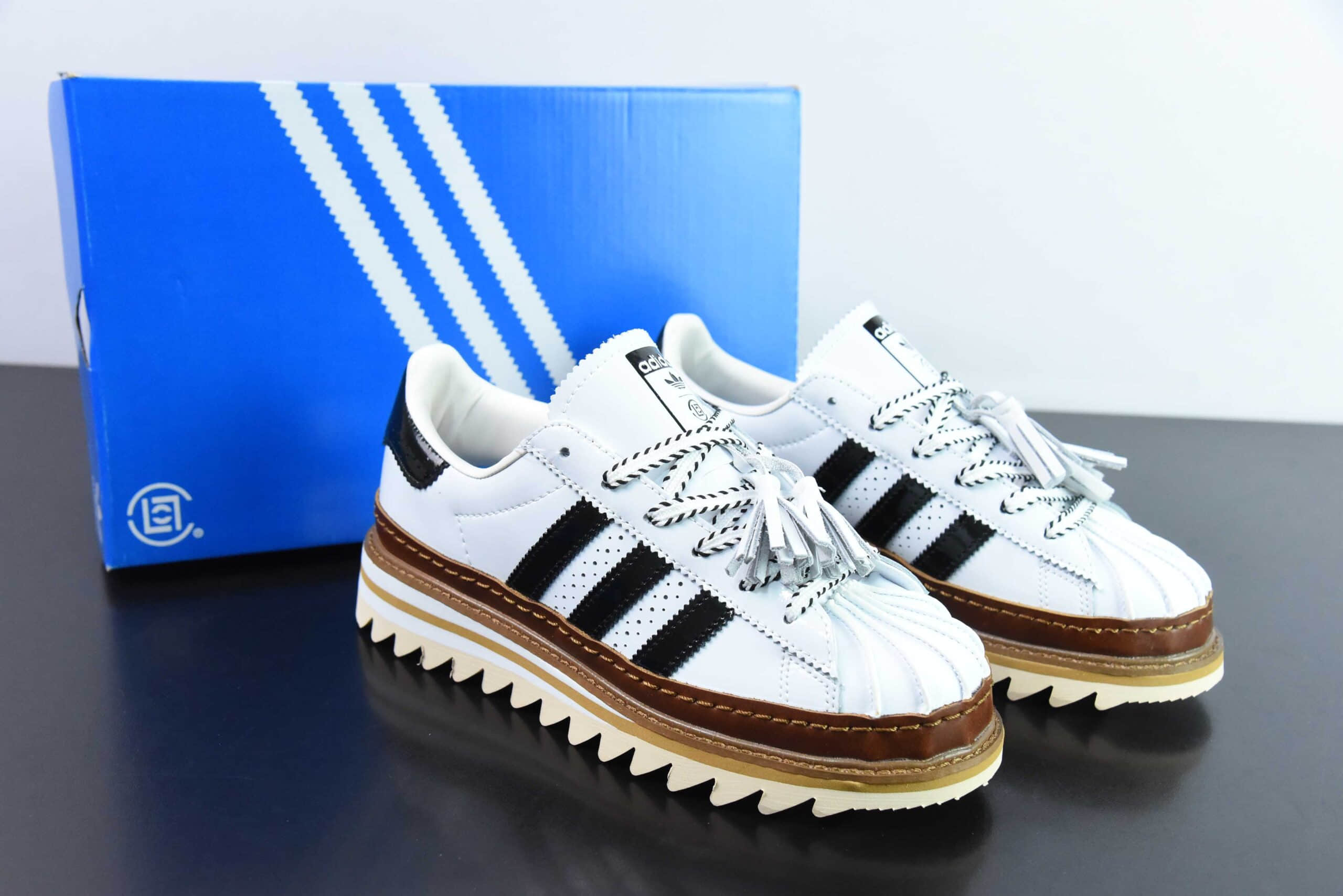 阿迪达斯Adidas CLOT x Adidas Originals SuperstarWhite Black陈冠希联名白黑流苏贝壳头锯齿底系列低帮布洛克雕花百搭休闲运动鞋纯原版本 货号：IH3132