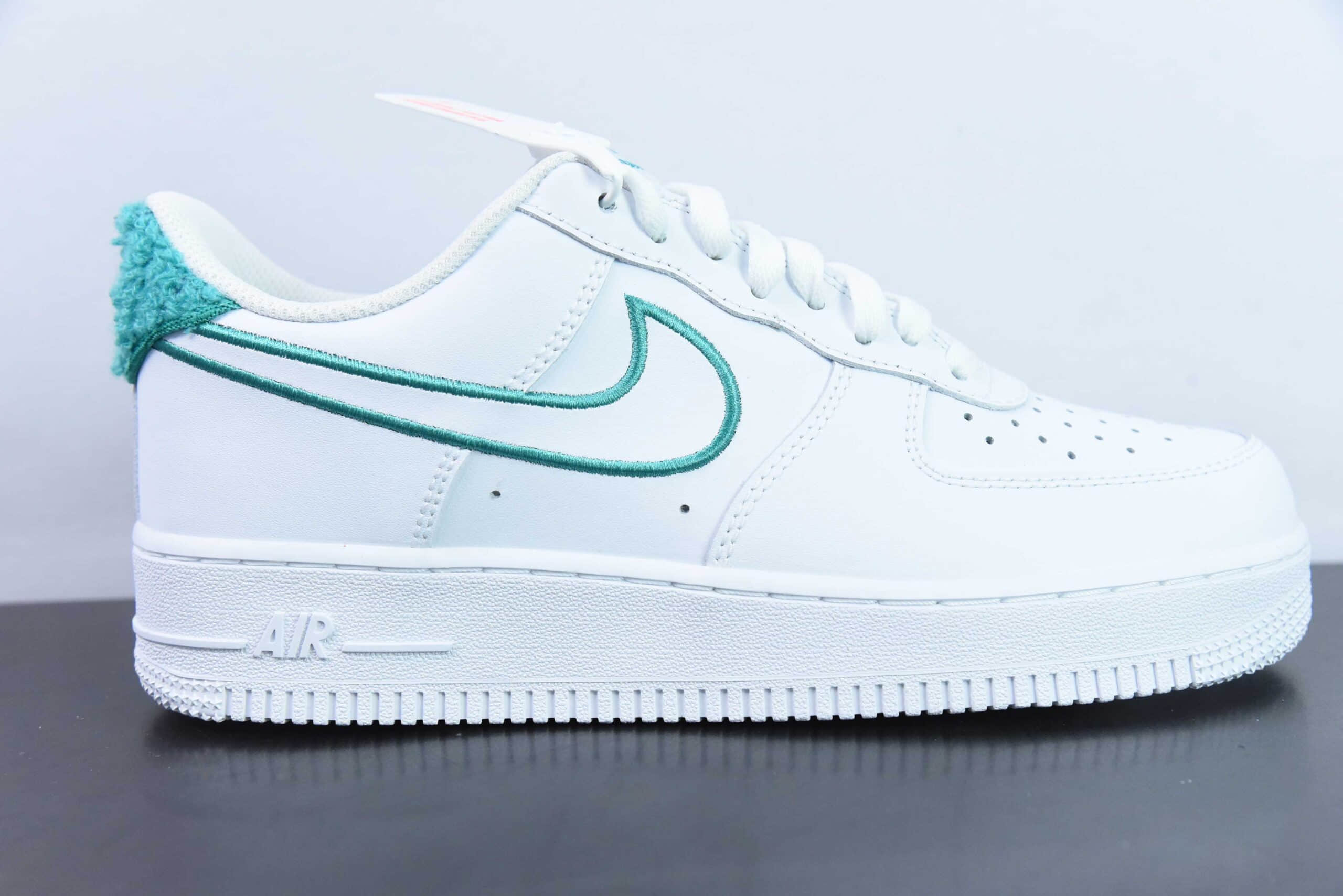 耐克Nike Air Force 1’07 LowResort And Sport皮革白水绿电绣钩子空军一号系列经典低帮百搭休闲运动板鞋纯原版本 货号：FZ2008-100