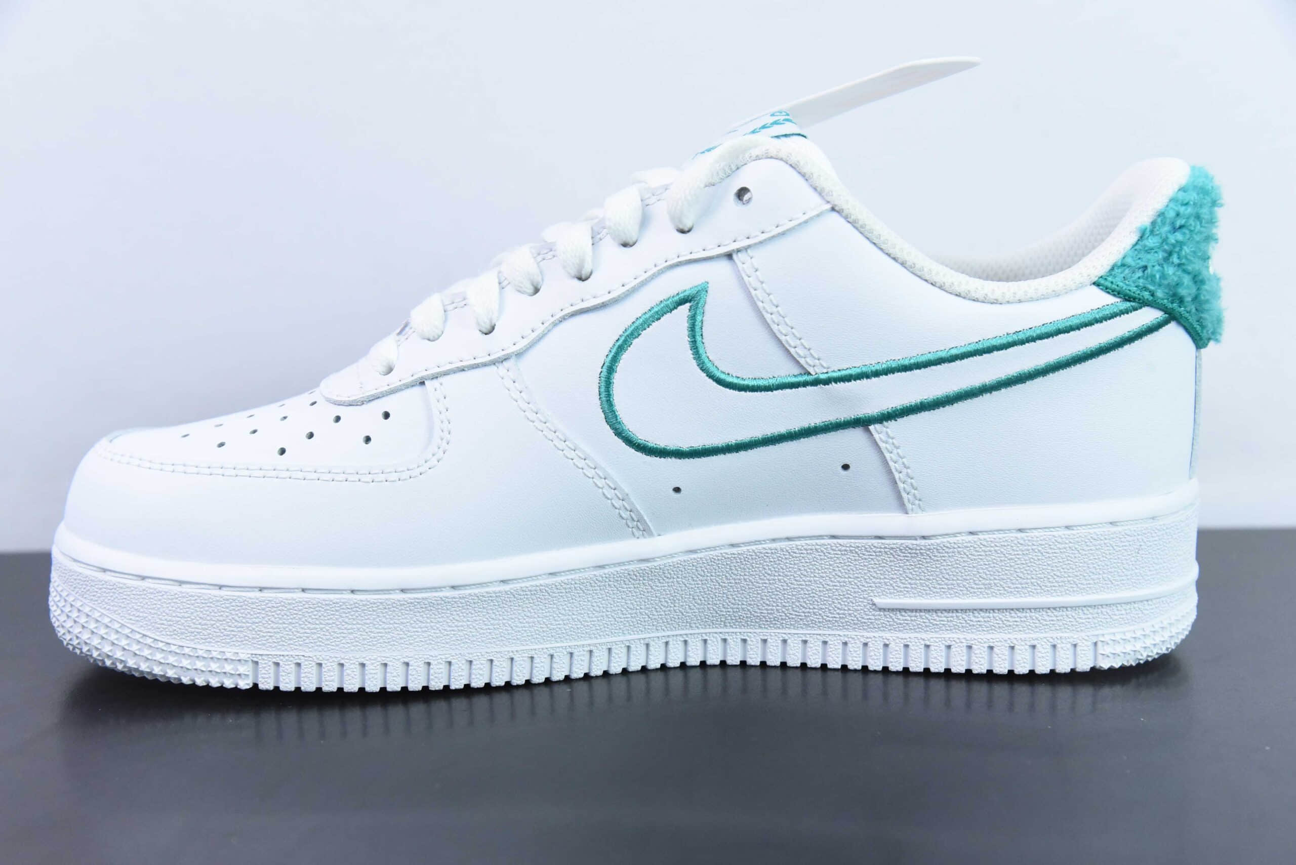 耐克Nike Air Force 1’07 LowResort And Sport皮革白水绿电绣钩子空军一号系列经典低帮百搭休闲运动板鞋纯原版本 货号：FZ2008-100