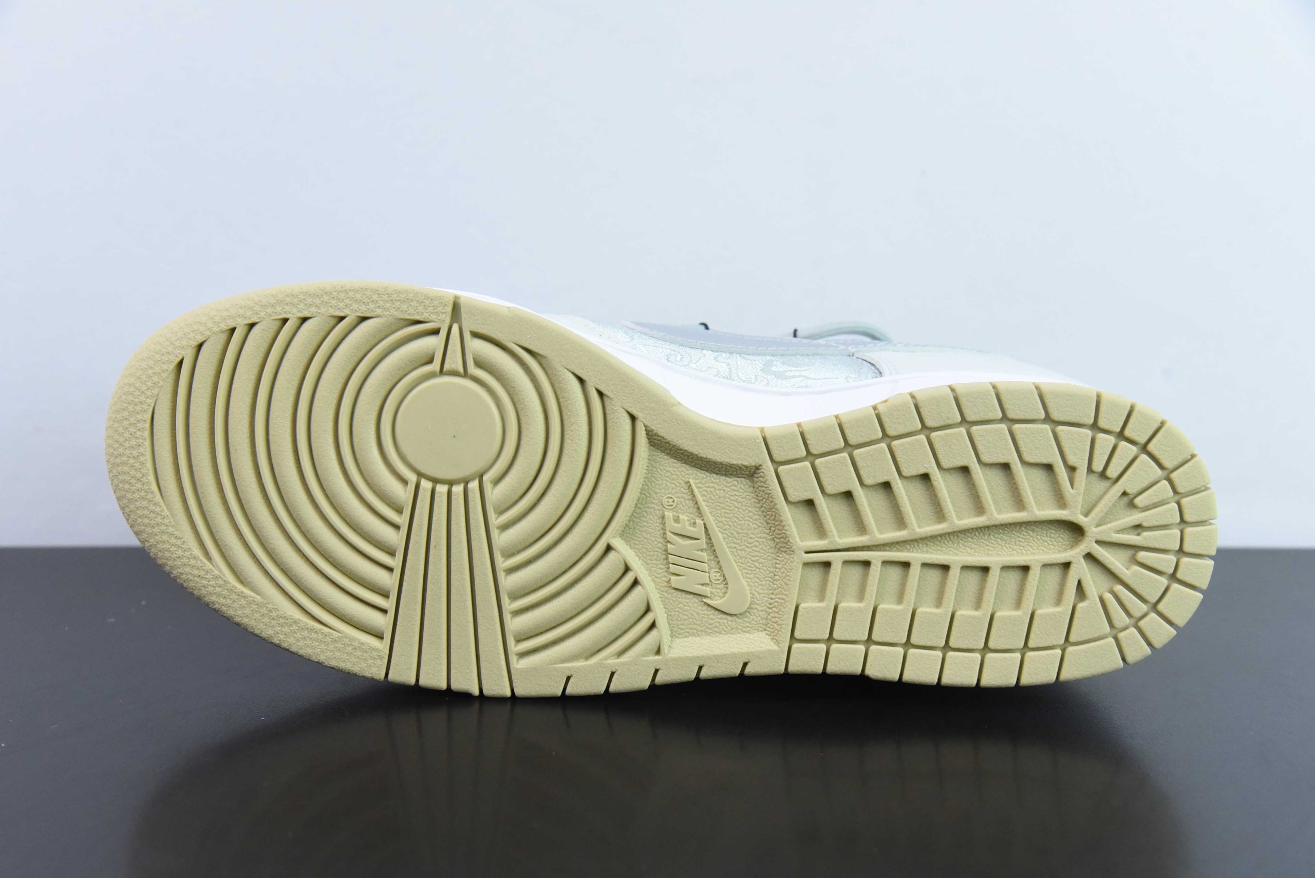 耐克Nike Dunk Low 龙年限定玲珑银灰SB低帮休闲滑板鞋纯原版本 货号：DV0833-100  
