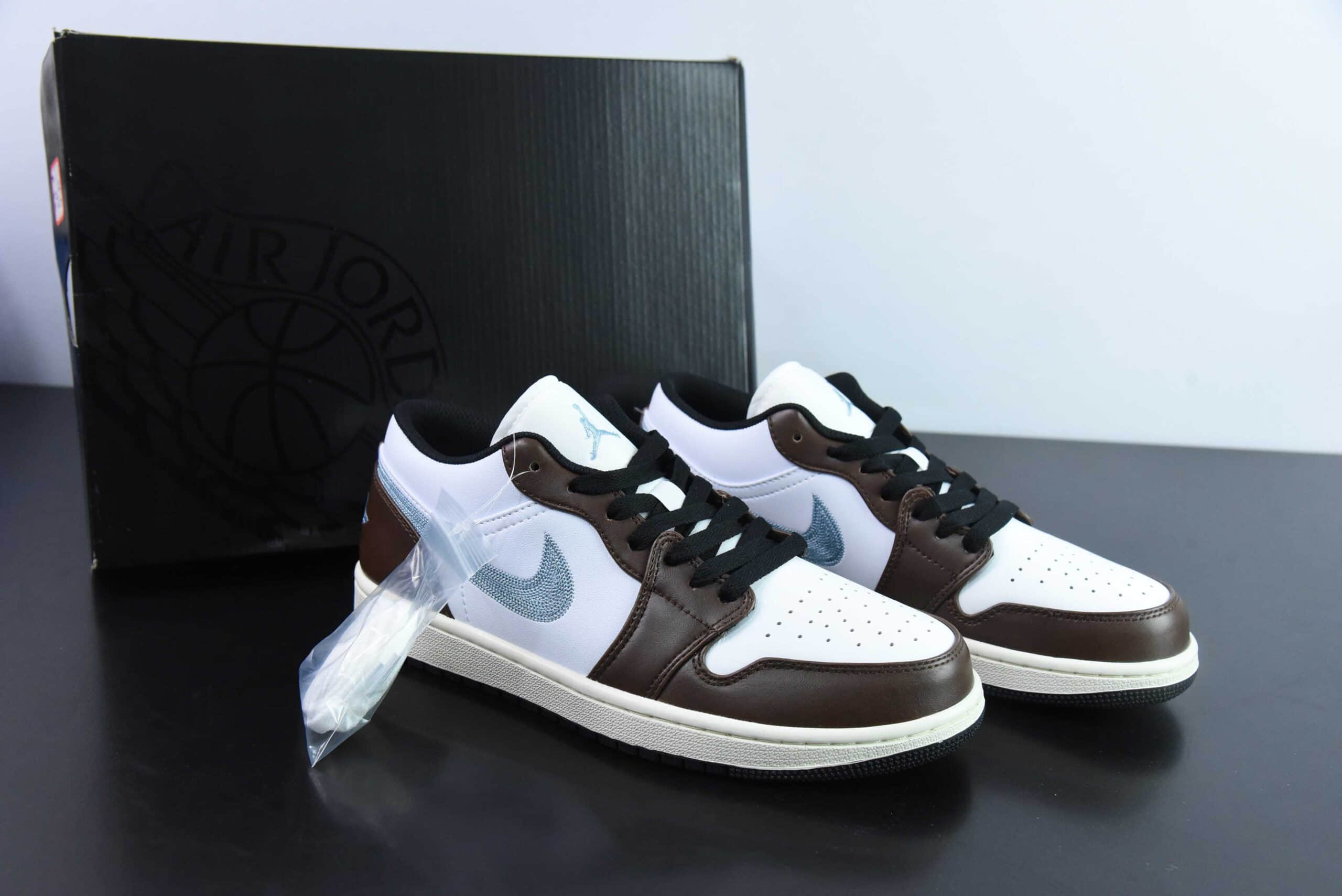 乔丹Air Jordan 1 Low GS”Mocha Blue Gray”AJ1“白棕摩卡棕牛仔刺绣低帮经典复古文化休闲运动篮球鞋纯原版本 货号：FQ7832-142