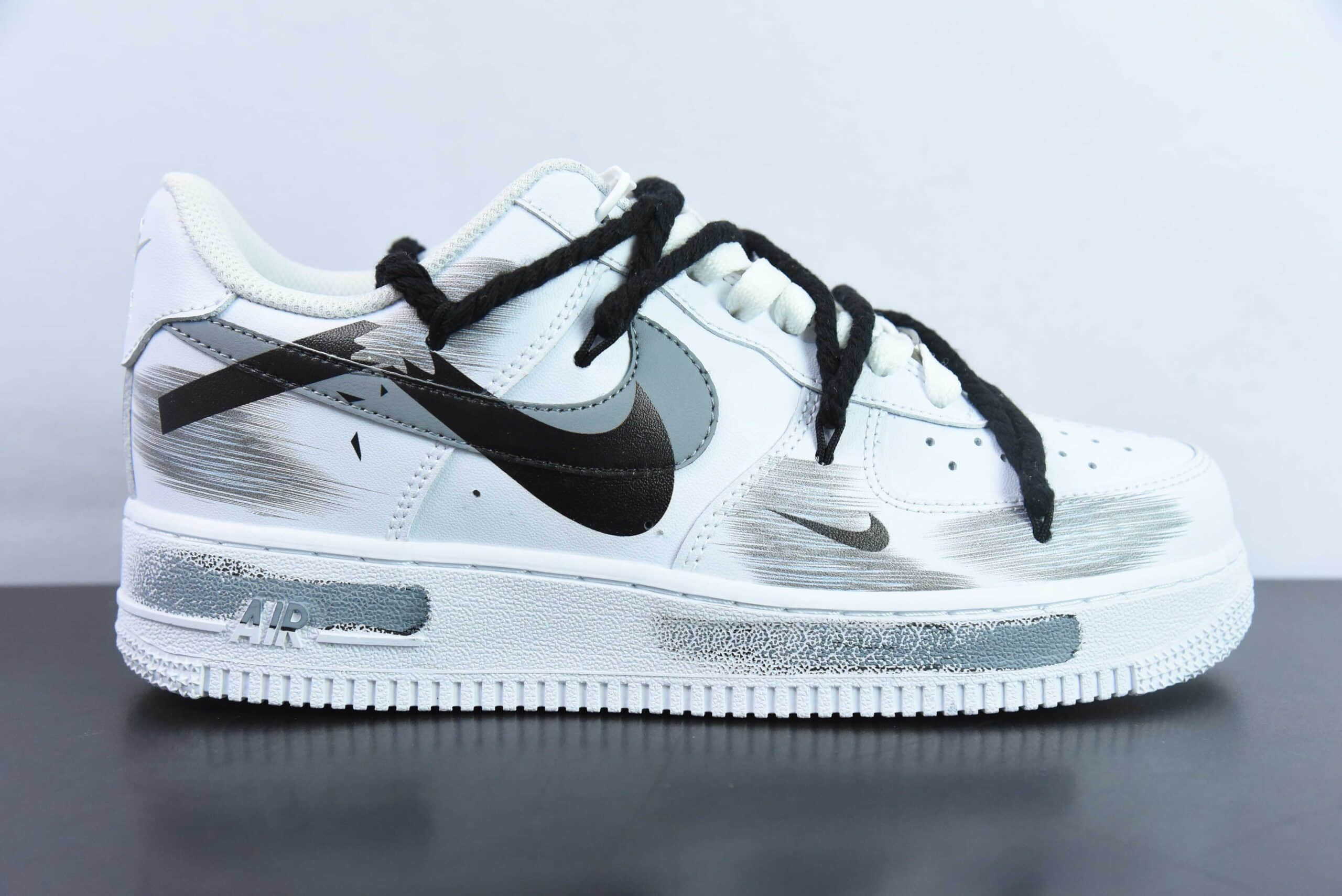 耐克Nike Air Force 1'07 Low 二次元主题喷绘断勾空军一号绑带低帮休闲板鞋纯原版本 货号：ZH0316-011