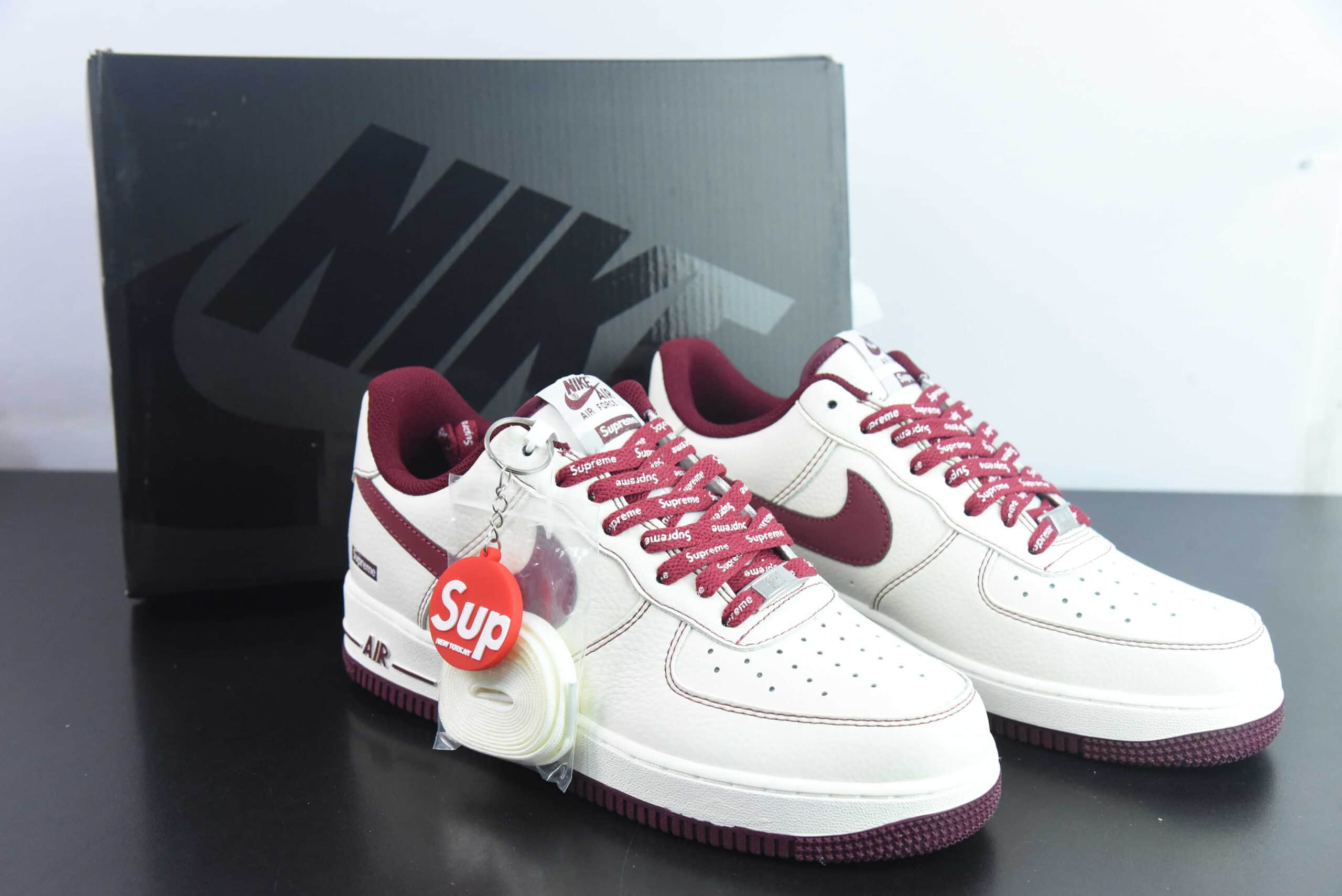 耐克Nike Supreme x NK Air Force 1‘07 Low LV8酒红联名款空军一号低帮休闲板鞋纯原版本 货号：SU0220-013 