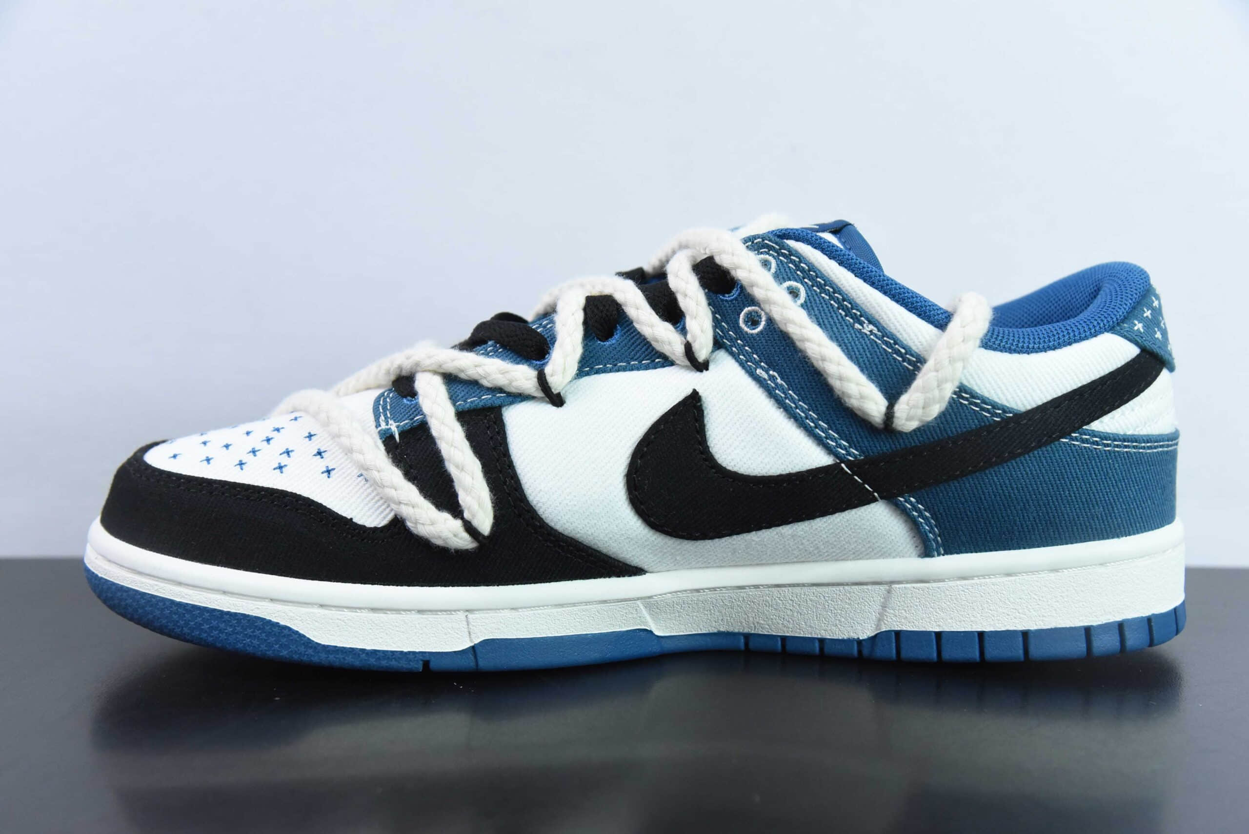 耐克Nike Dunk Low 黑白蓝高街风刺子绣麻绳解构 SB绑带低帮休闲板鞋纯原版本 货号：DV0834-101