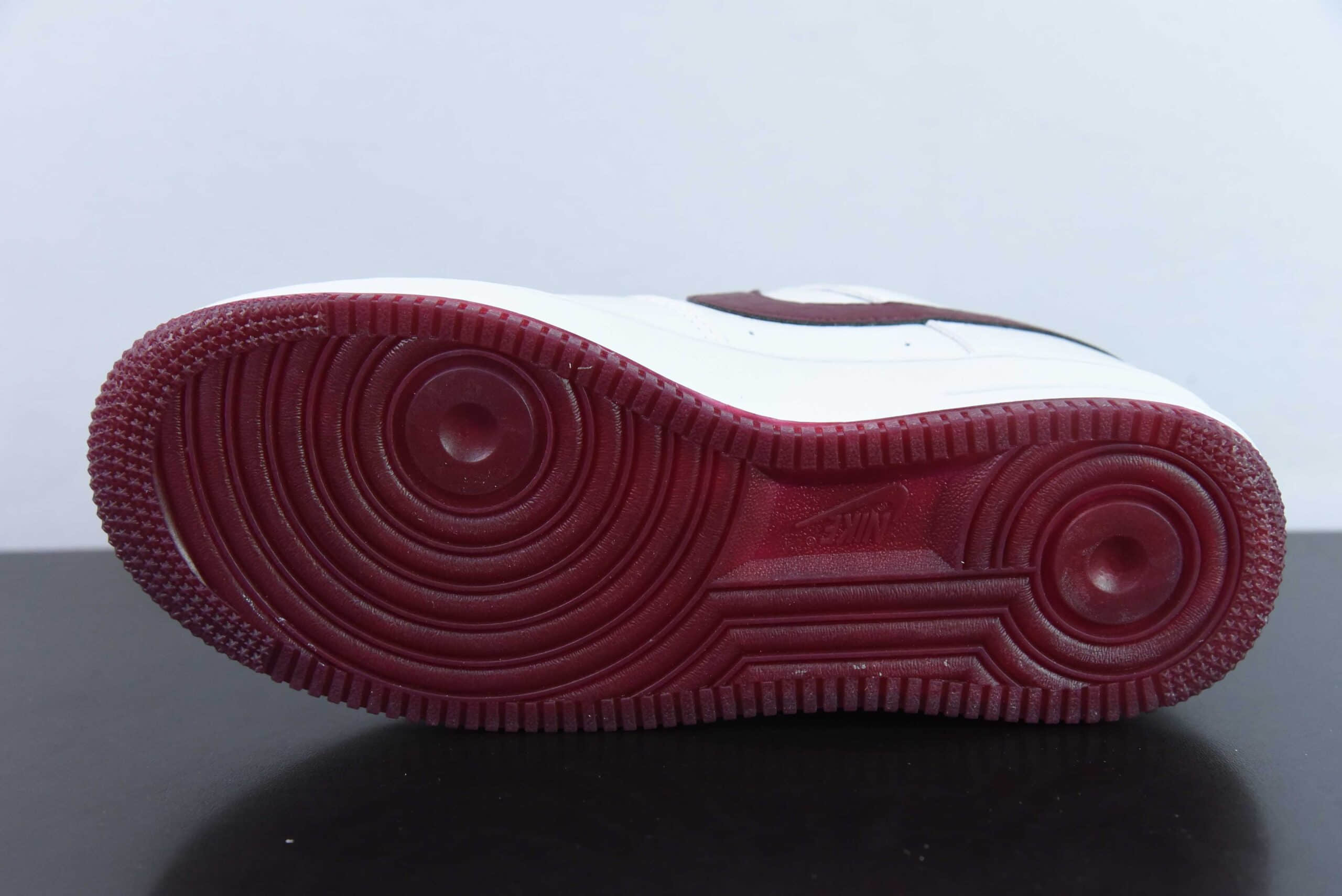 耐克Nike Air Force 1 ‘07 Low 闪电白酒红空军一号低帮休闲板鞋纯原版本 货号：DD0614-335