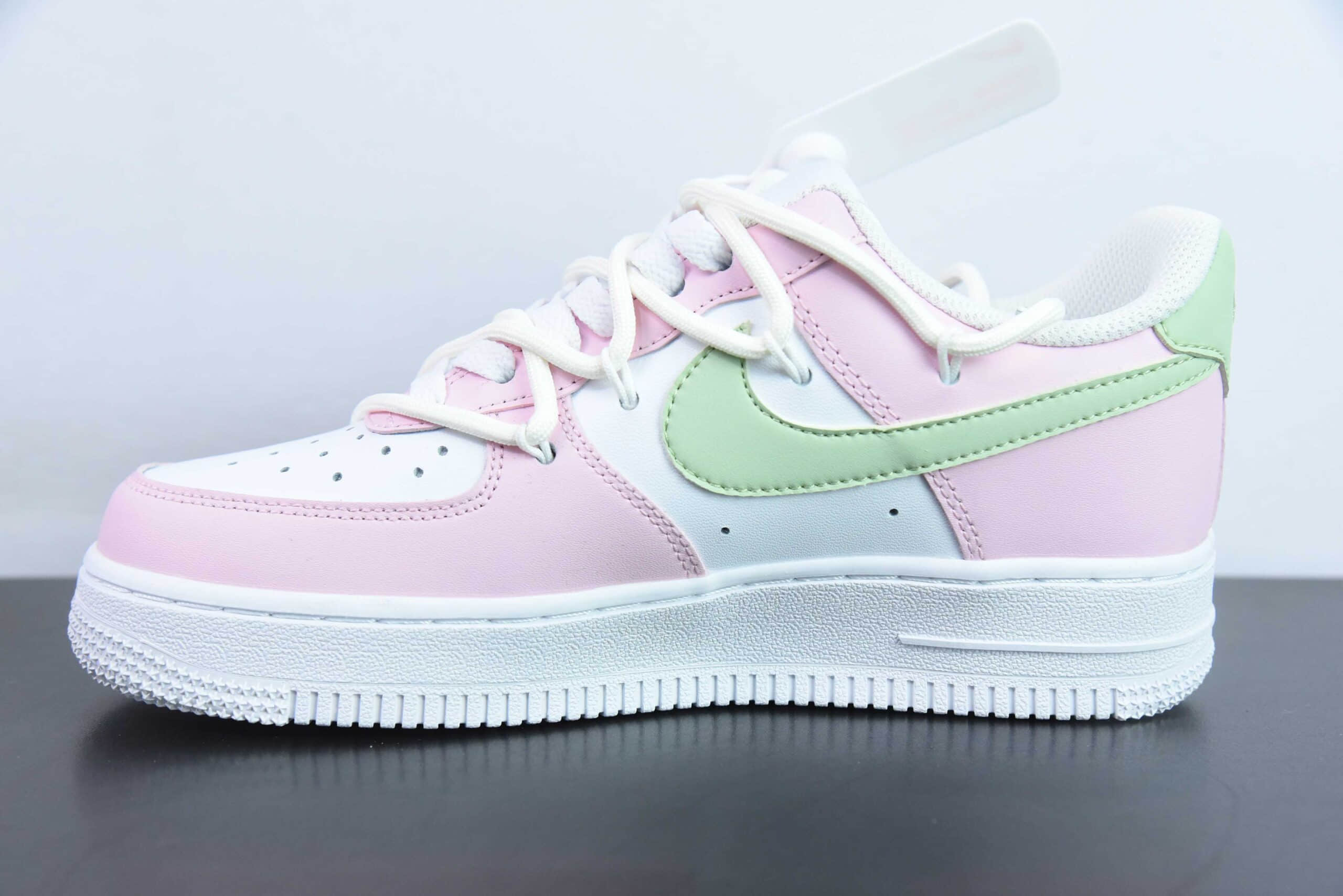 耐克Nike Air Force 1'07 Low GSPinkWhiteGraffiti粉白绿梦幻蝴蝶涂鸦绑绳空军一号低帮休闲板鞋纯原版本 货号：VV1998-013 