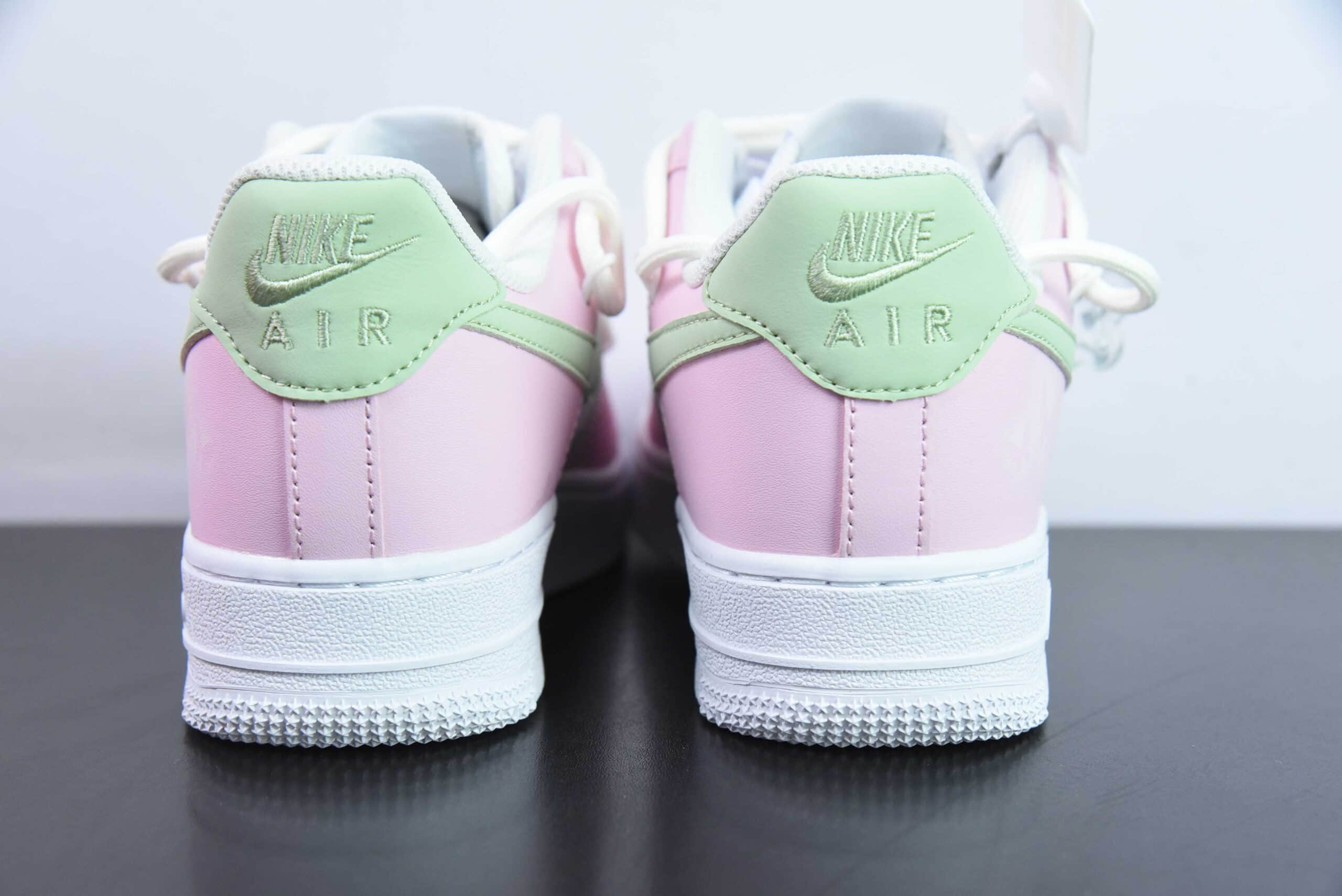 耐克Nike Air Force 1'07 Low GSPinkWhiteGraffiti粉白绿梦幻蝴蝶涂鸦绑绳空军一号低帮休闲板鞋纯原版本 货号：VV1998-013 