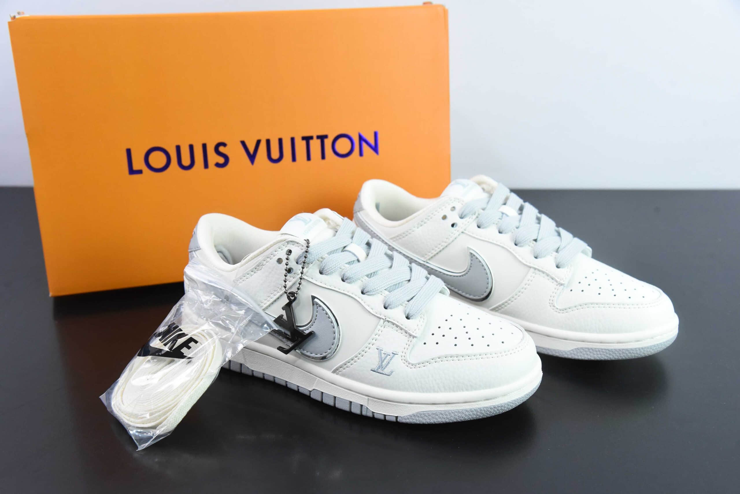 耐克Nike SB Dunk Low 白灰银LV联名SB低帮休闲滑板鞋纯原版本 货号：DQ1098-355
