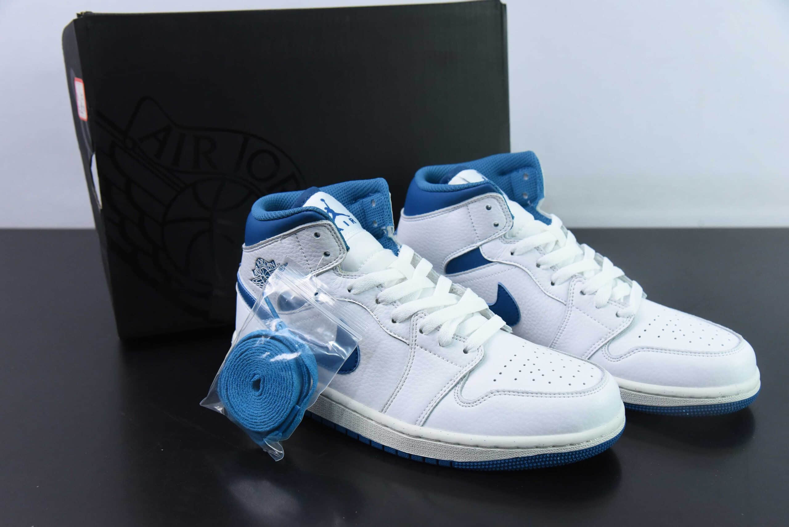 乔丹Air Jordan AJ1 Mid白蓝中帮复古文化篮球鞋纯原版本 货号：FN5215-141 