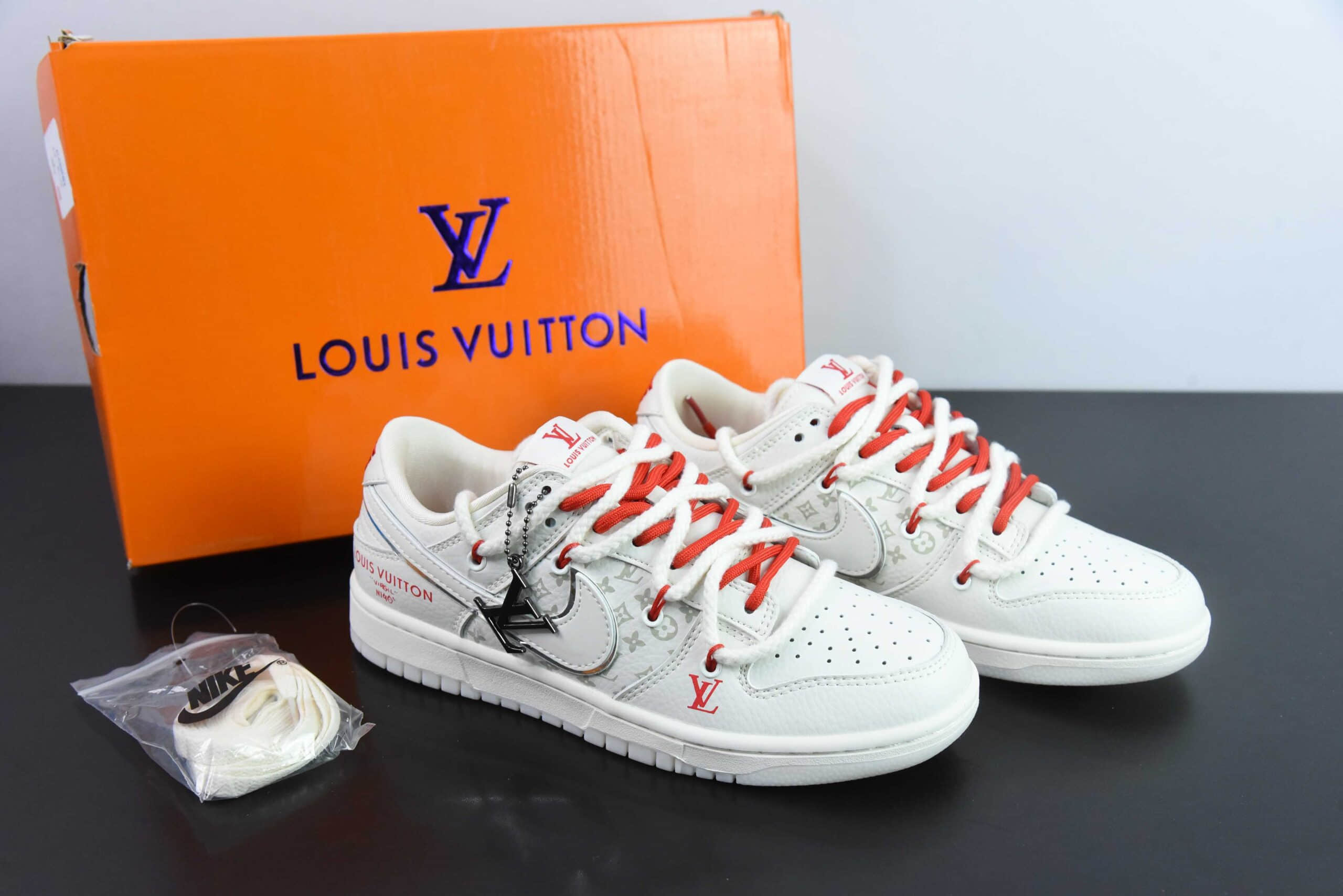 耐克Nike SB Dunk Low LV联名米白白勾三花周年高端定制低帮休闲板鞋纯原版本 货号：SJ2068-242 