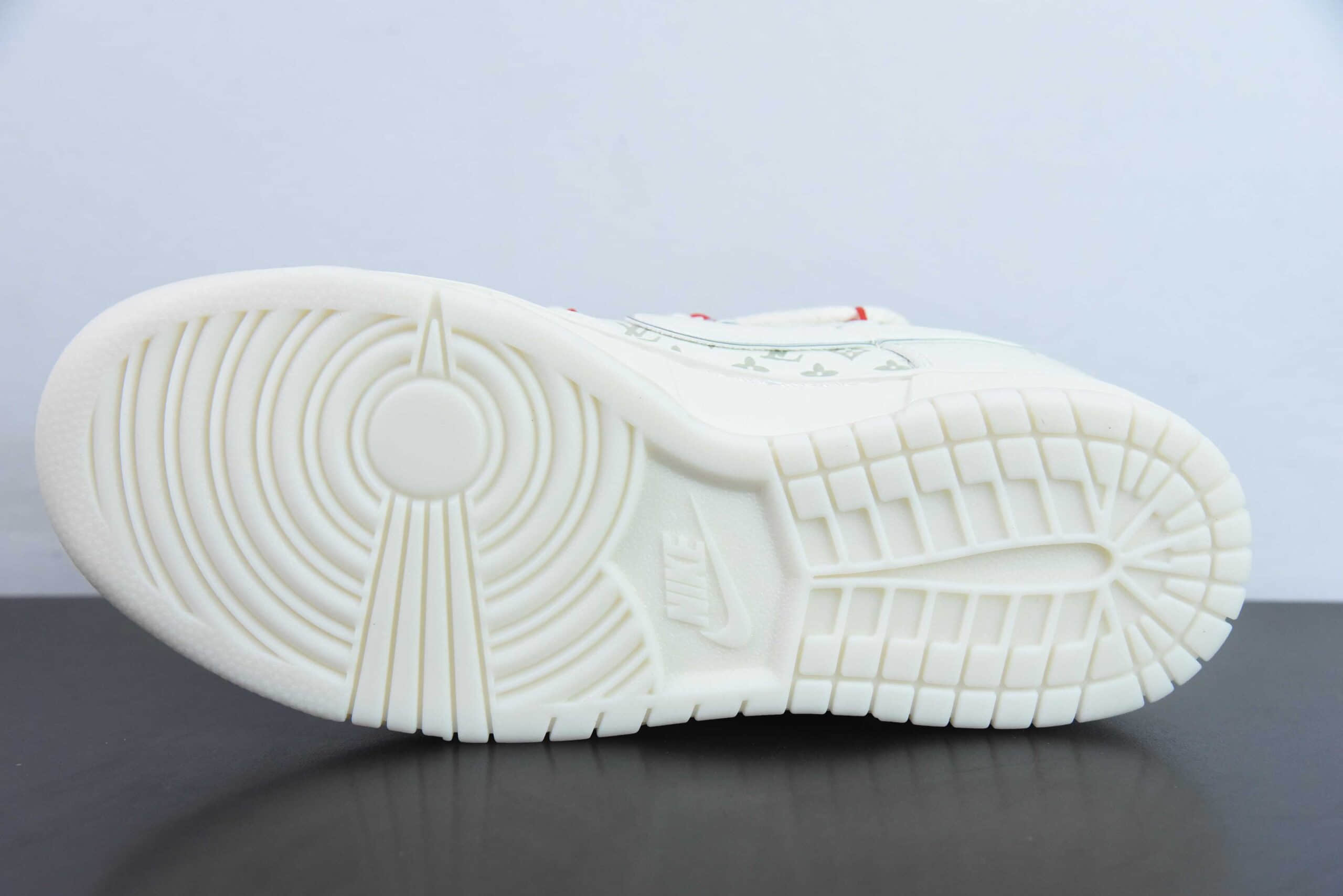 耐克Nike SB Dunk Low LV联名米白白勾三花周年高端定制低帮休闲板鞋纯原版本 货号：SJ2068-242 