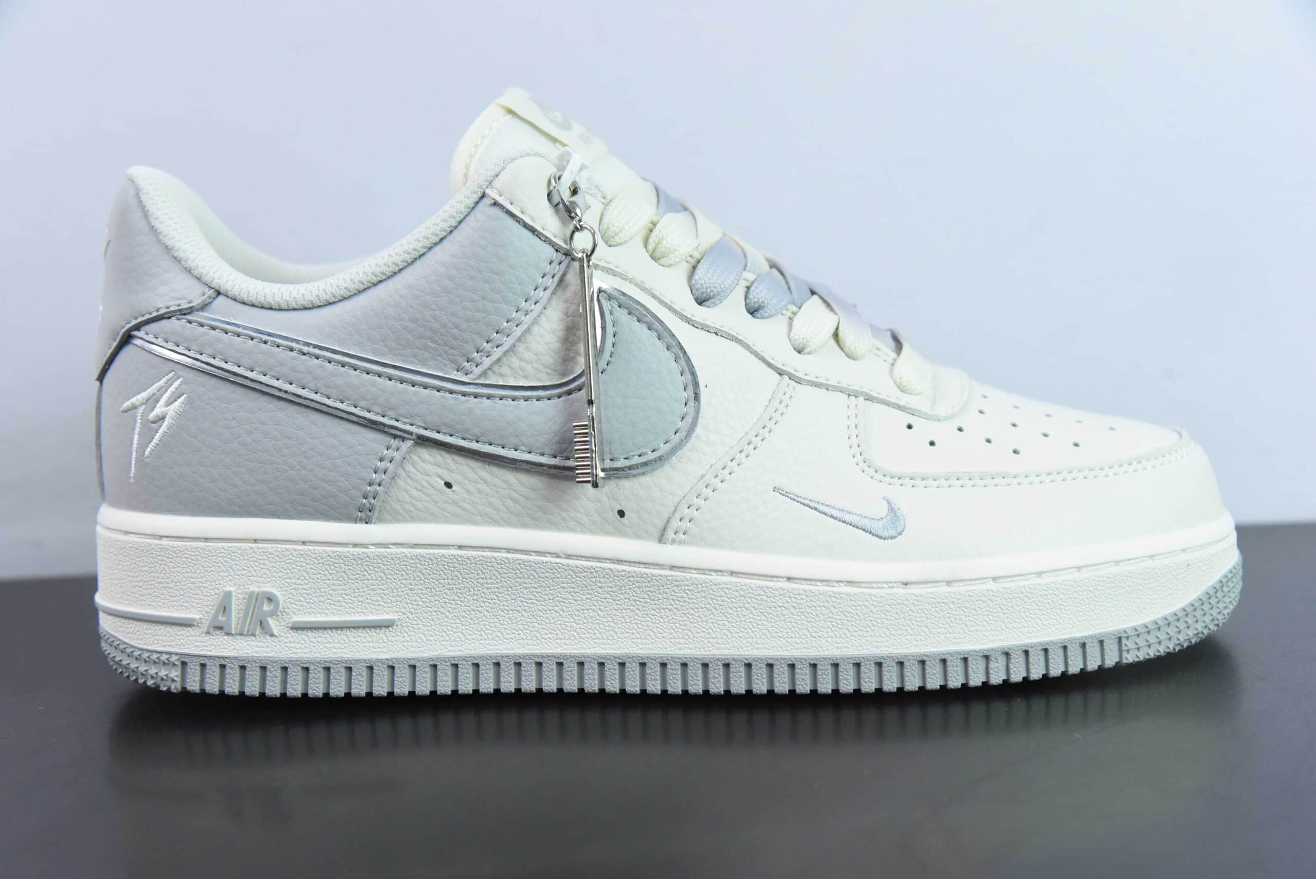 耐克Nike Air Force 1 '07 Low TS米白灰小勾空军一号低帮休闲板鞋纯原版本 货号：IO5636-888