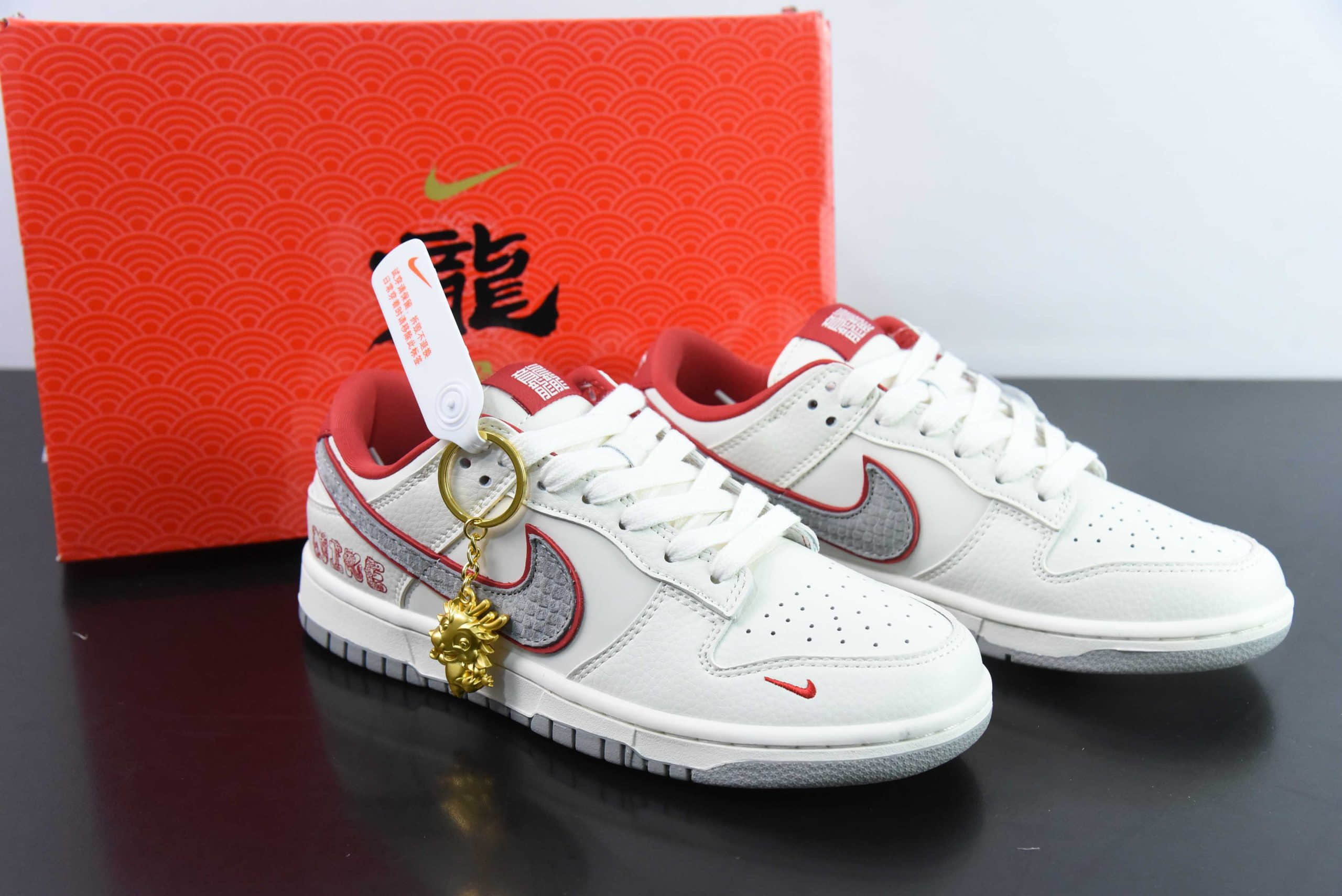 耐克 Nike SB Dunk Low“龙年限定米灰勾龙吟” 周年高端定制SB低帮休闲板鞋纯原版本 货号：DQ1098-366 