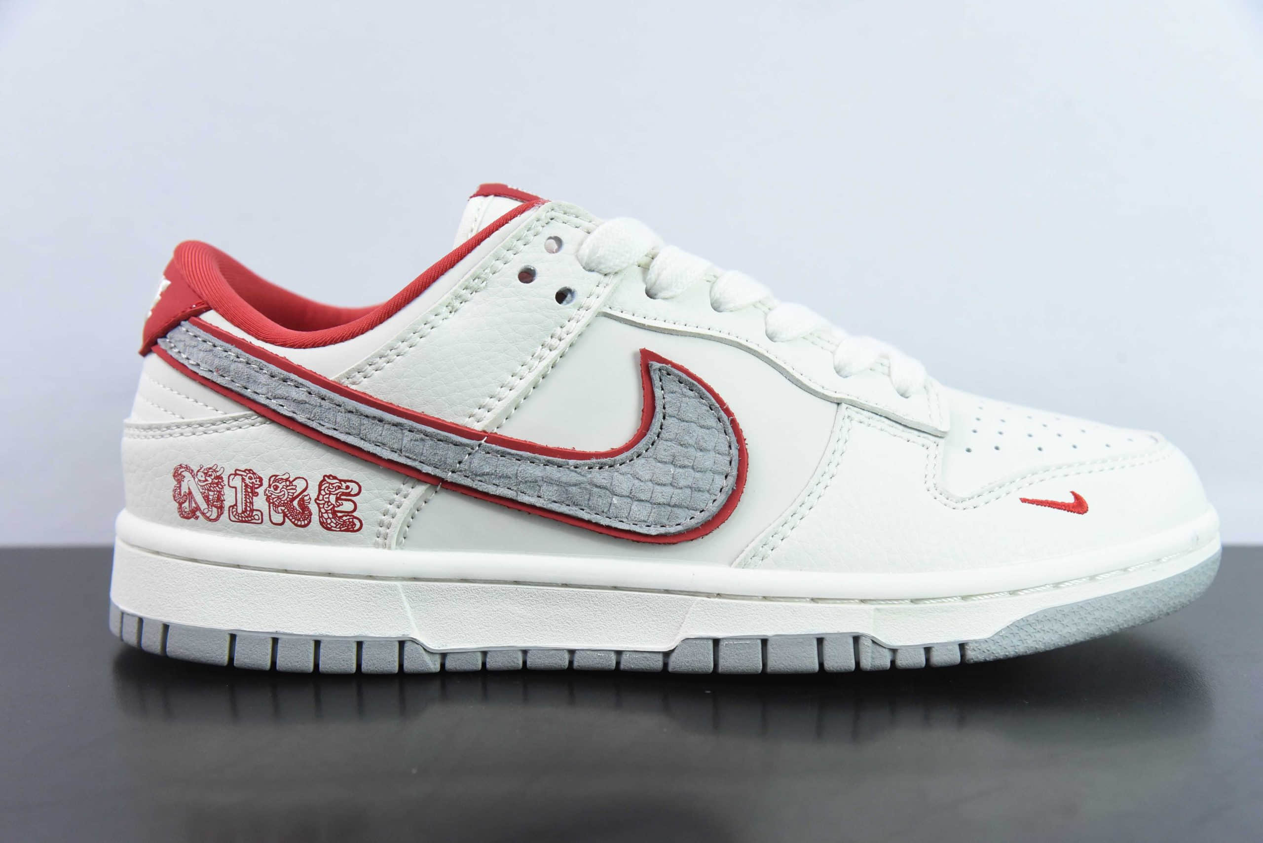 耐克 Nike SB Dunk Low“龙年限定米灰勾龙吟” 周年高端定制SB低帮休闲板鞋纯原版本 货号：DQ1098-366 